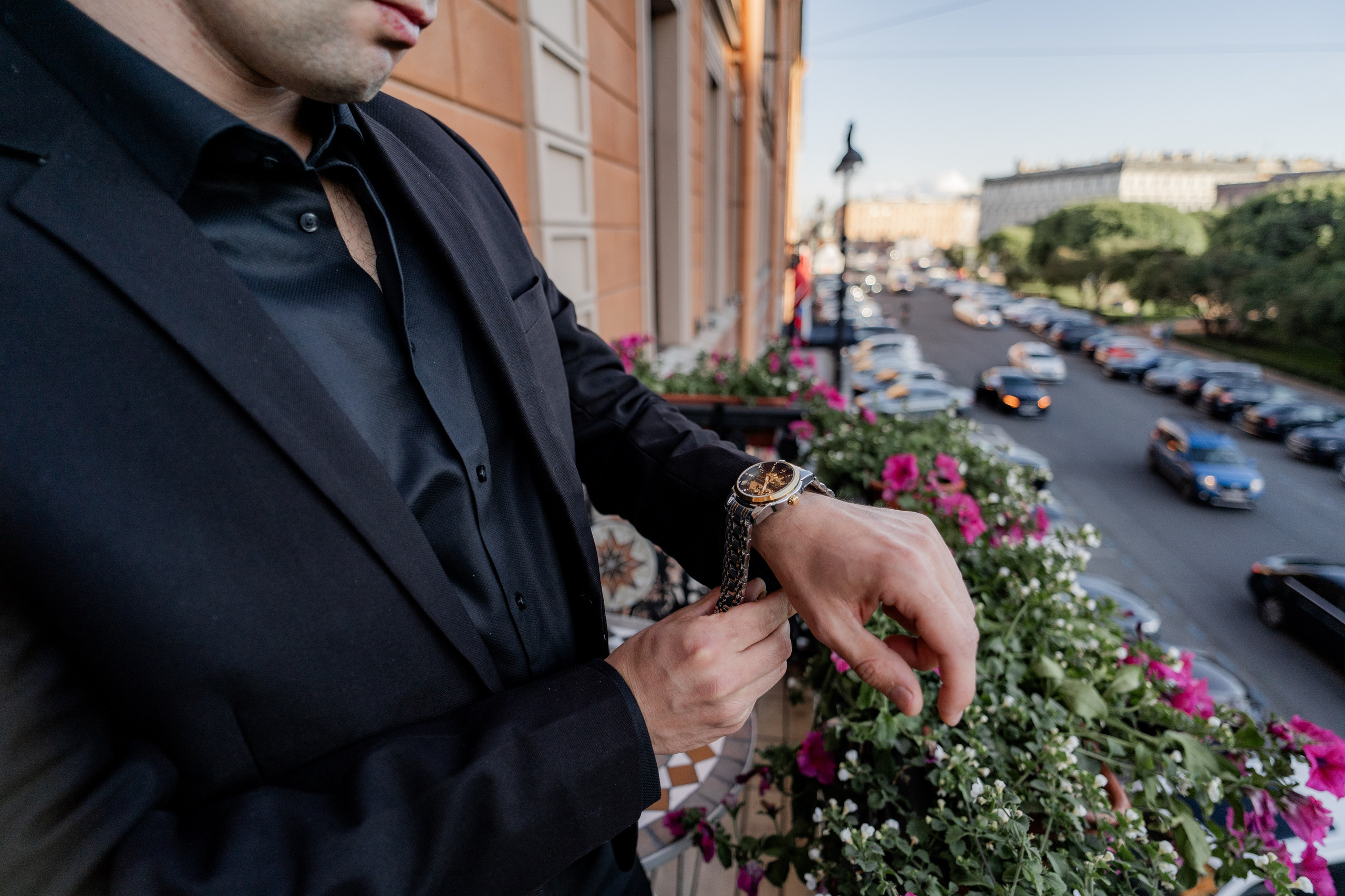 Жених одевает часы на балконе отеля Англетер