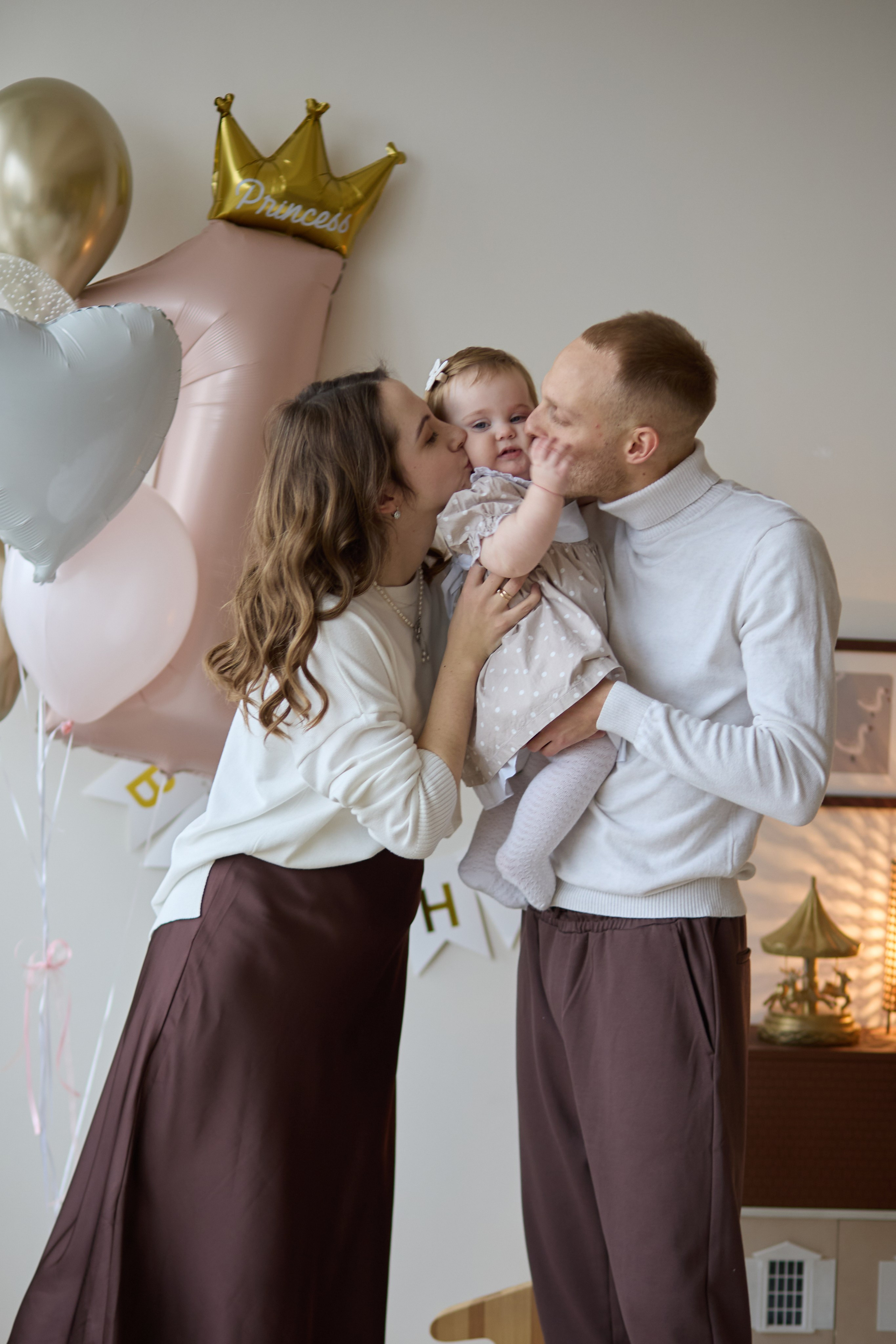 Новогодняя семейная фотосессия на годик в студии Forest