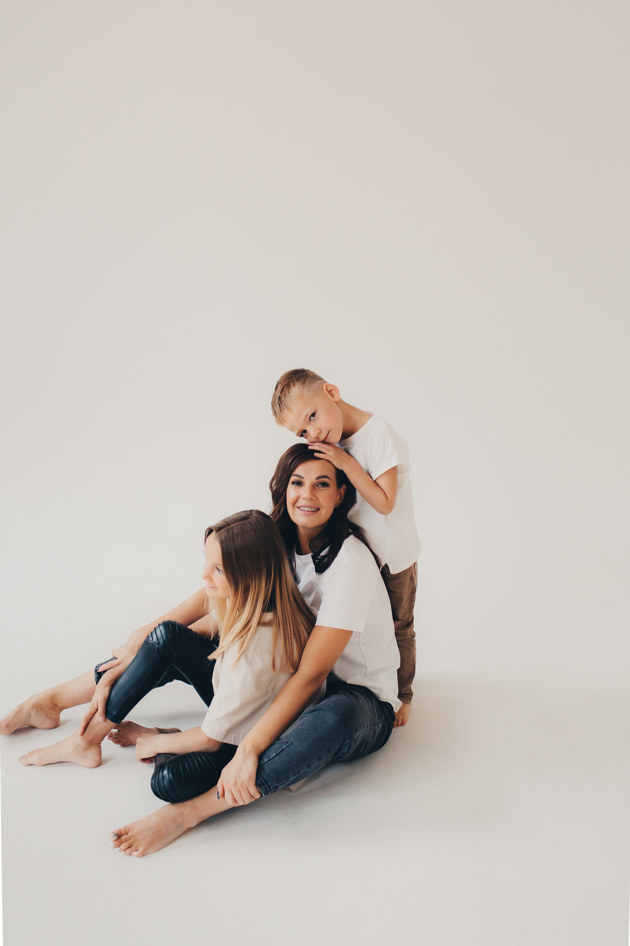 Семейная съёмка на белом фоне. Фотограф Евгения Мальцева, Архангельск