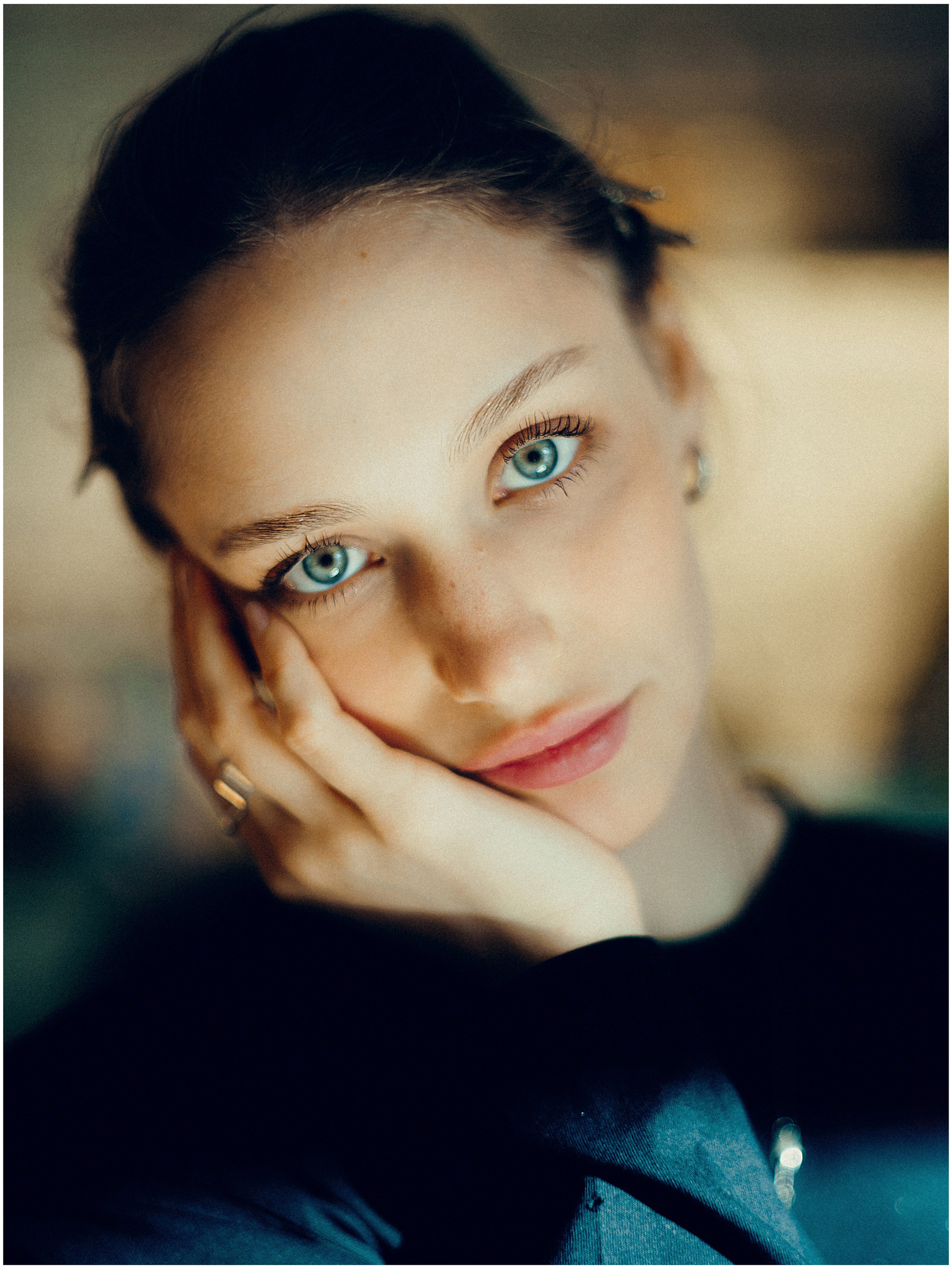 Портретная женская съемка в кофейне