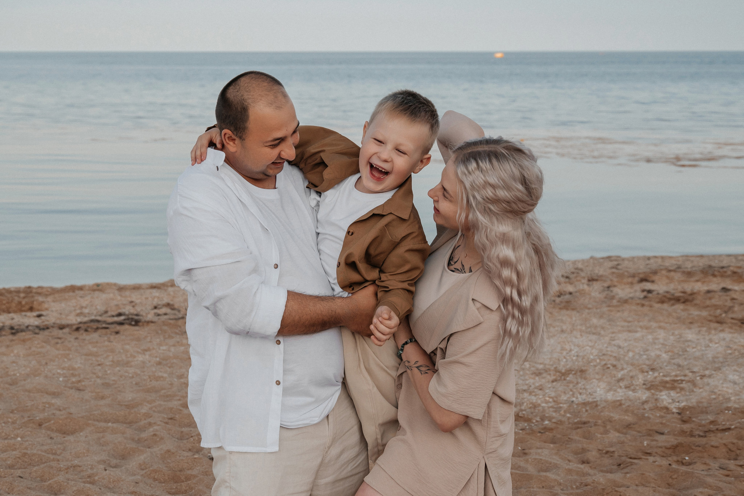 СЕМЕЙНАЯ ФОТОСЕССИЯ НА ПЛЯЖЕ В ФЕОДОСИИ