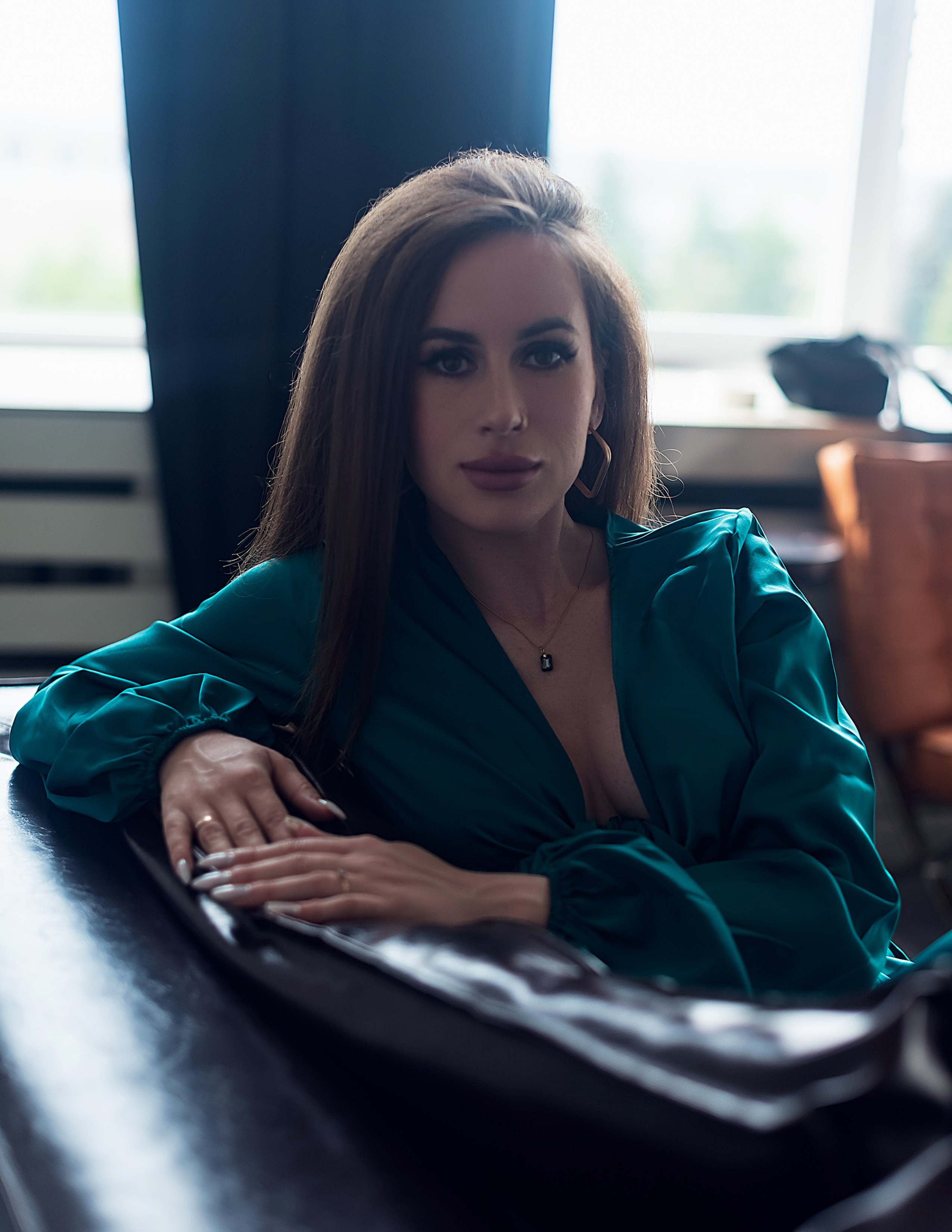 Девушка в изумрудном костюме пижамного стиля.