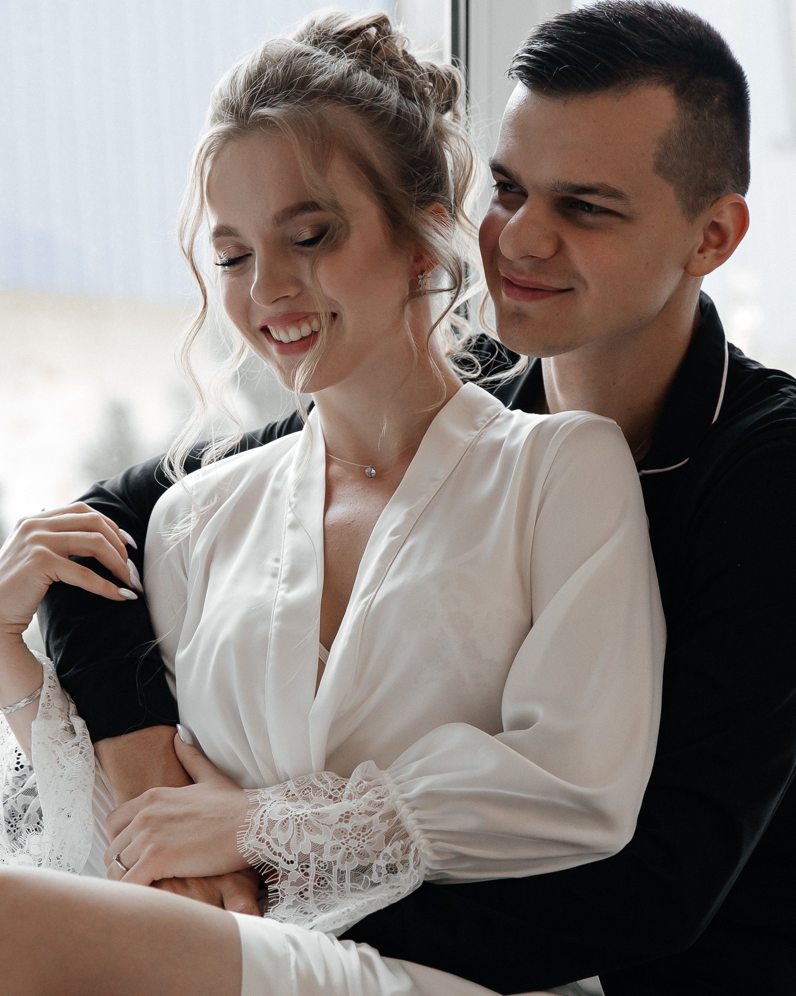 Нежное объятие мужа и невесты