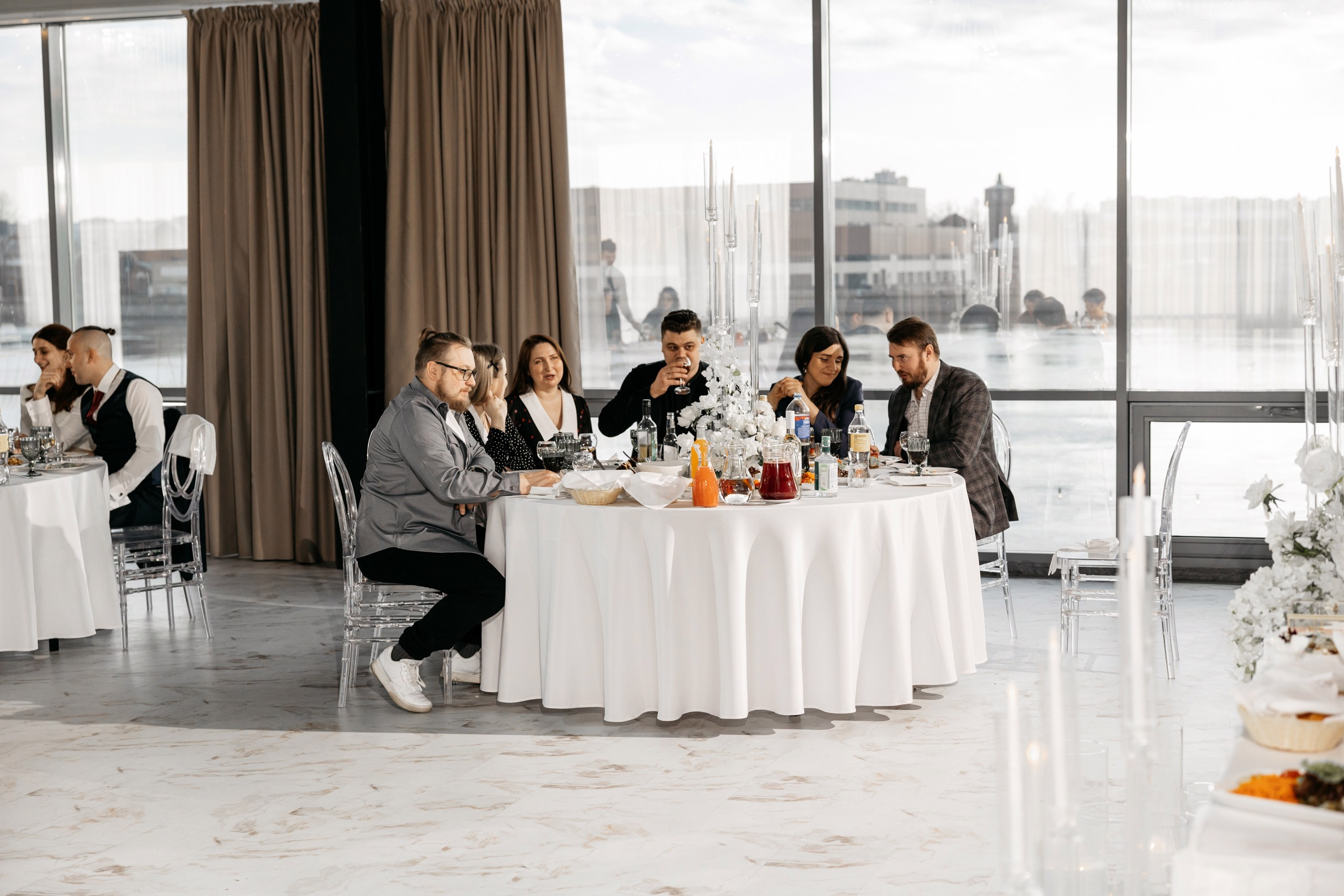 Свадебная фотосессия банкета. Свадебный и Семейный Фотограф в Гатчине и Санкт-Петербурге Виктория