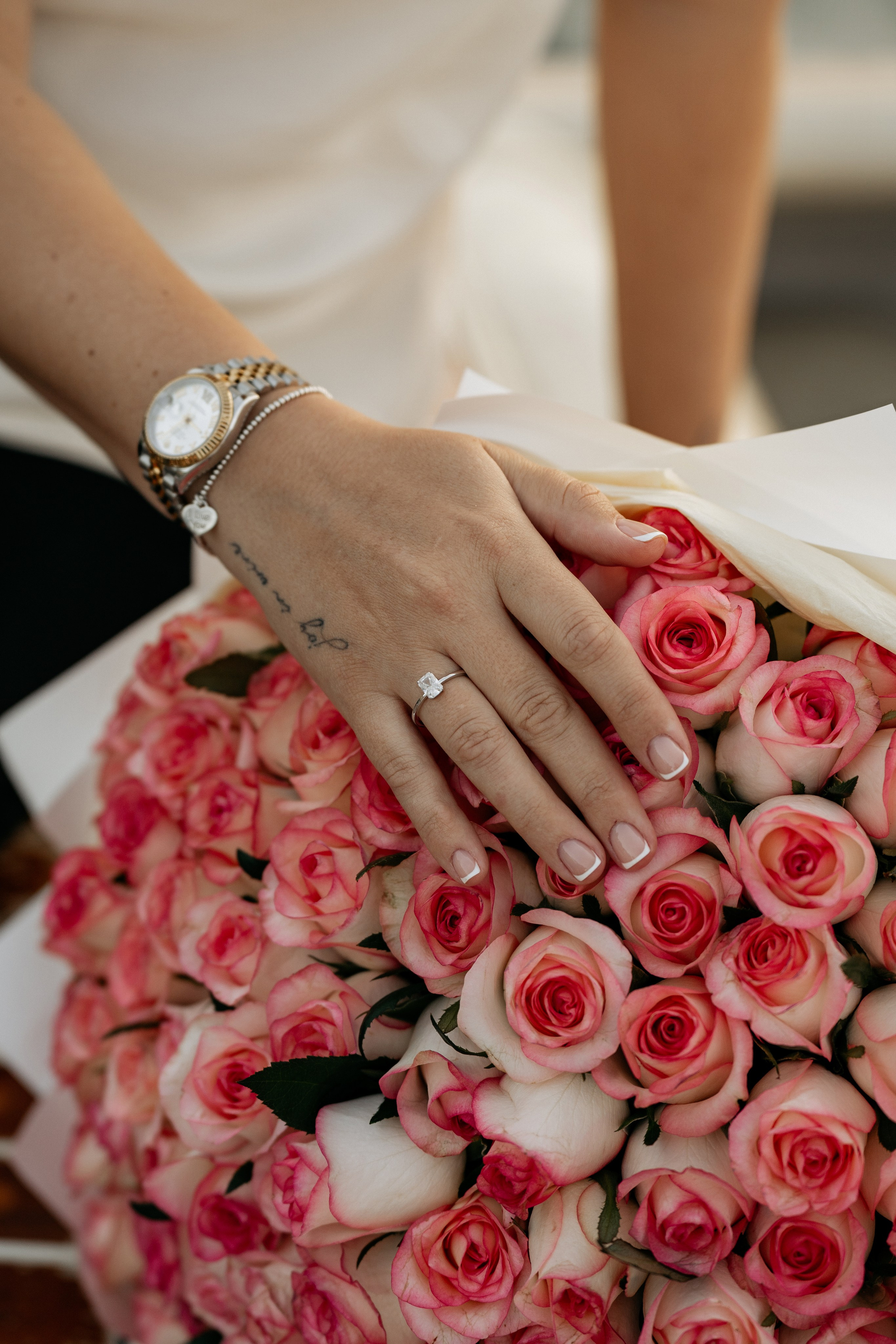 Момент с букетом невесты. Крупный план пары. Парень передает своей невесте большой красивый букет, она с удивлением и радостью принимает его. Фотография руки с кольцом, на фоне букета. ФОтограф Абрау-Дюрсо. 