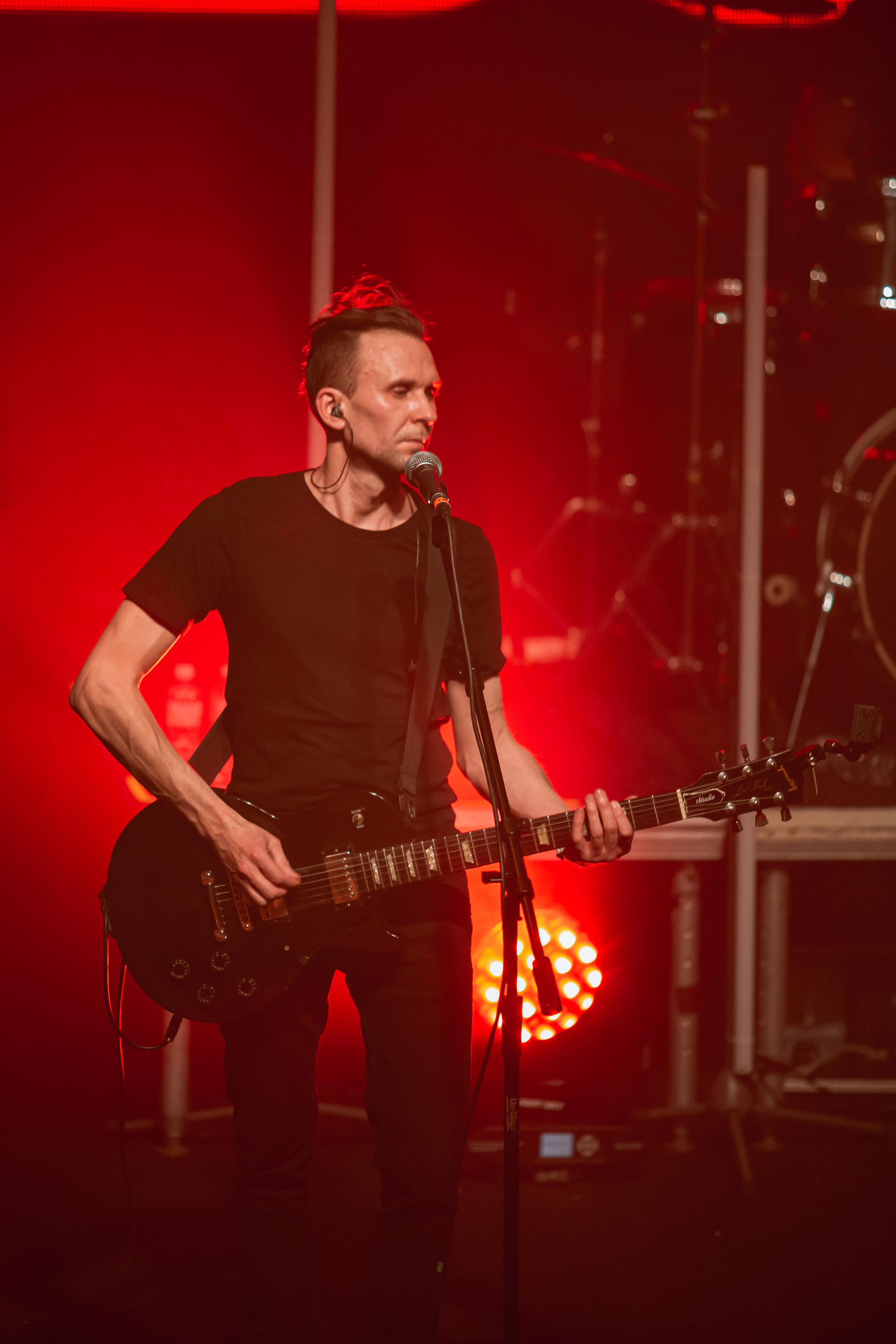 BITING ELBOWS. Photographer Sonkina Tatiana (Tanya Ash)