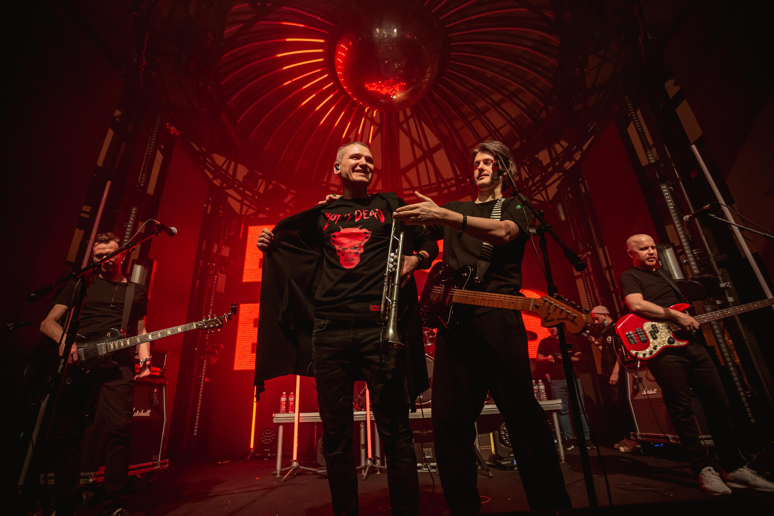 BITING ELBOWS. Photographer Sonkina Tatiana (Tanya Ash)