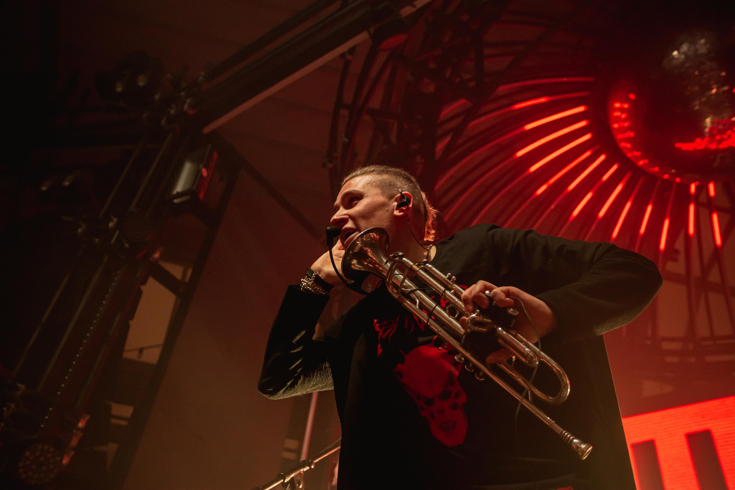 BITING ELBOWS. Photographer Sonkina Tatiana (Tanya Ash)