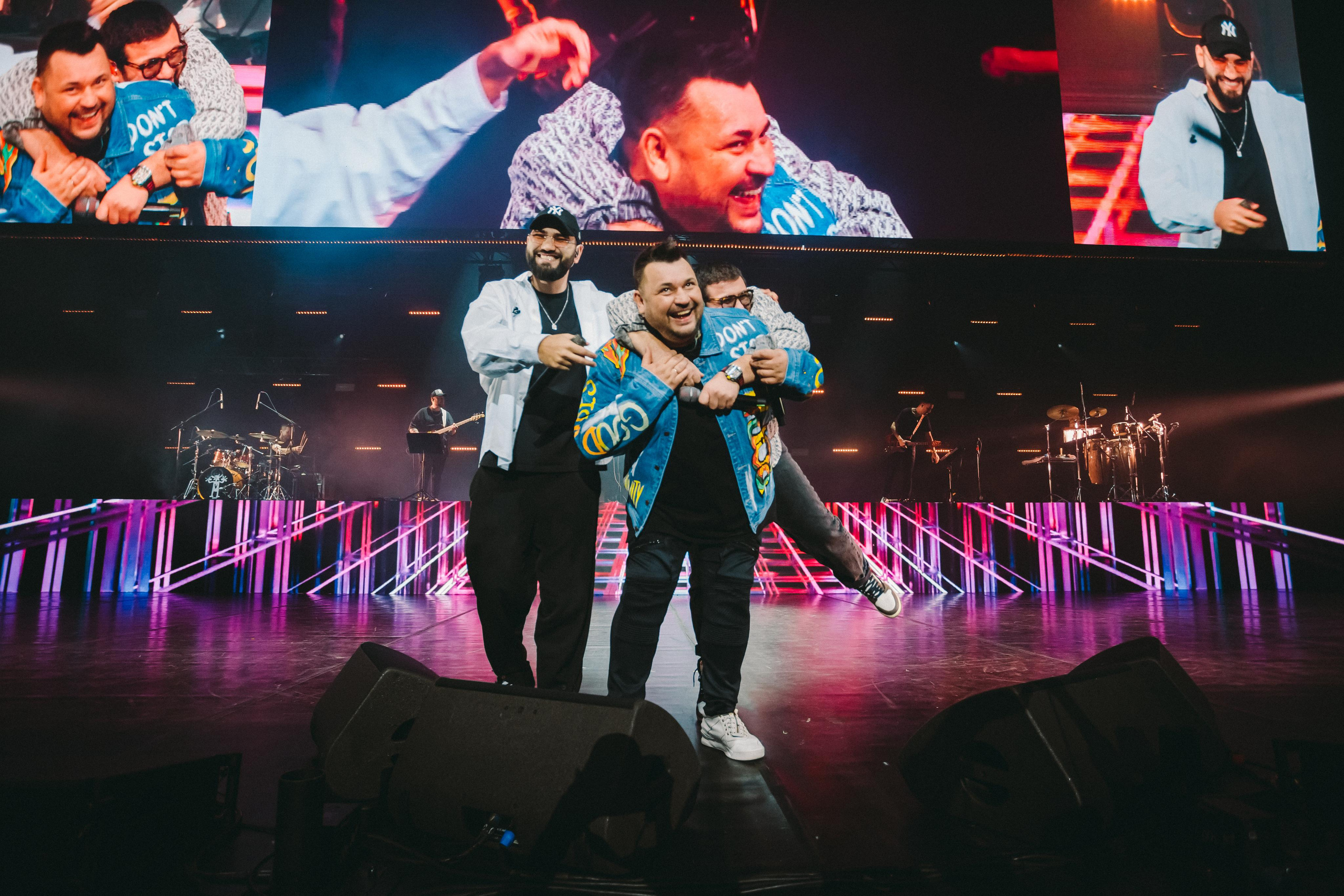 РУКИ ВВЕРХ. Фотограф Сонкина Татьяна