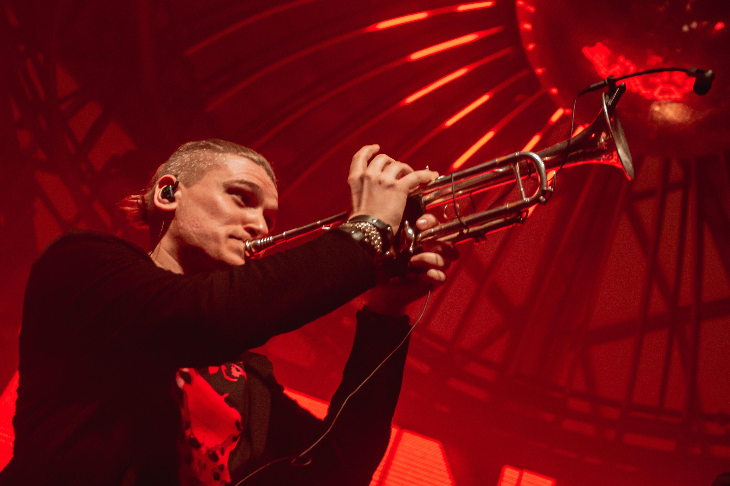 BITING ELBOWS. Photographer Sonkina Tatiana (Tanya Ash)