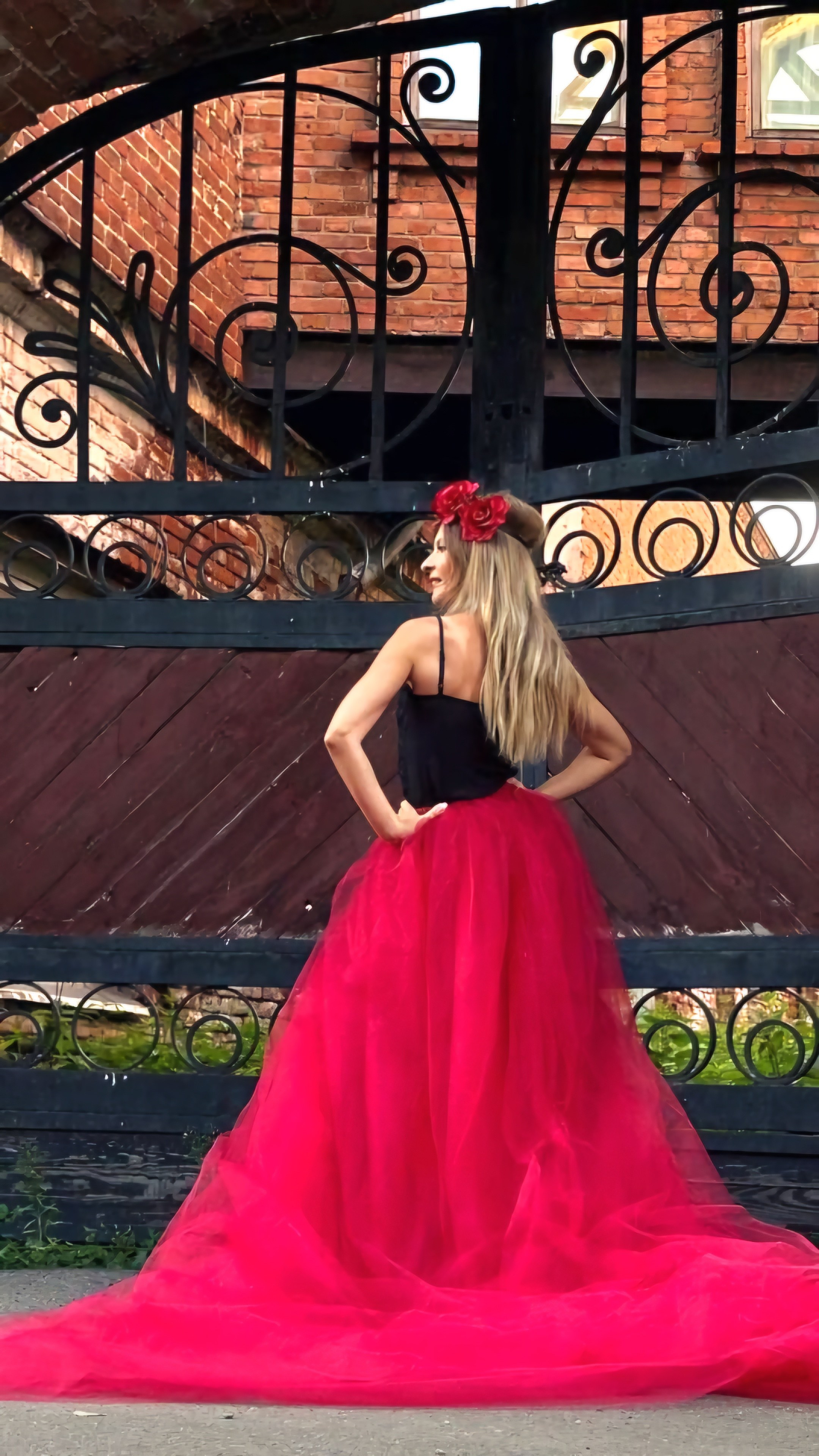 Фотосессия на Байкале в юбке фатиновой красной со шлейфом на резинке. Туры на Байкал с фотографом под ключ. Фотосессии на Ольхоне