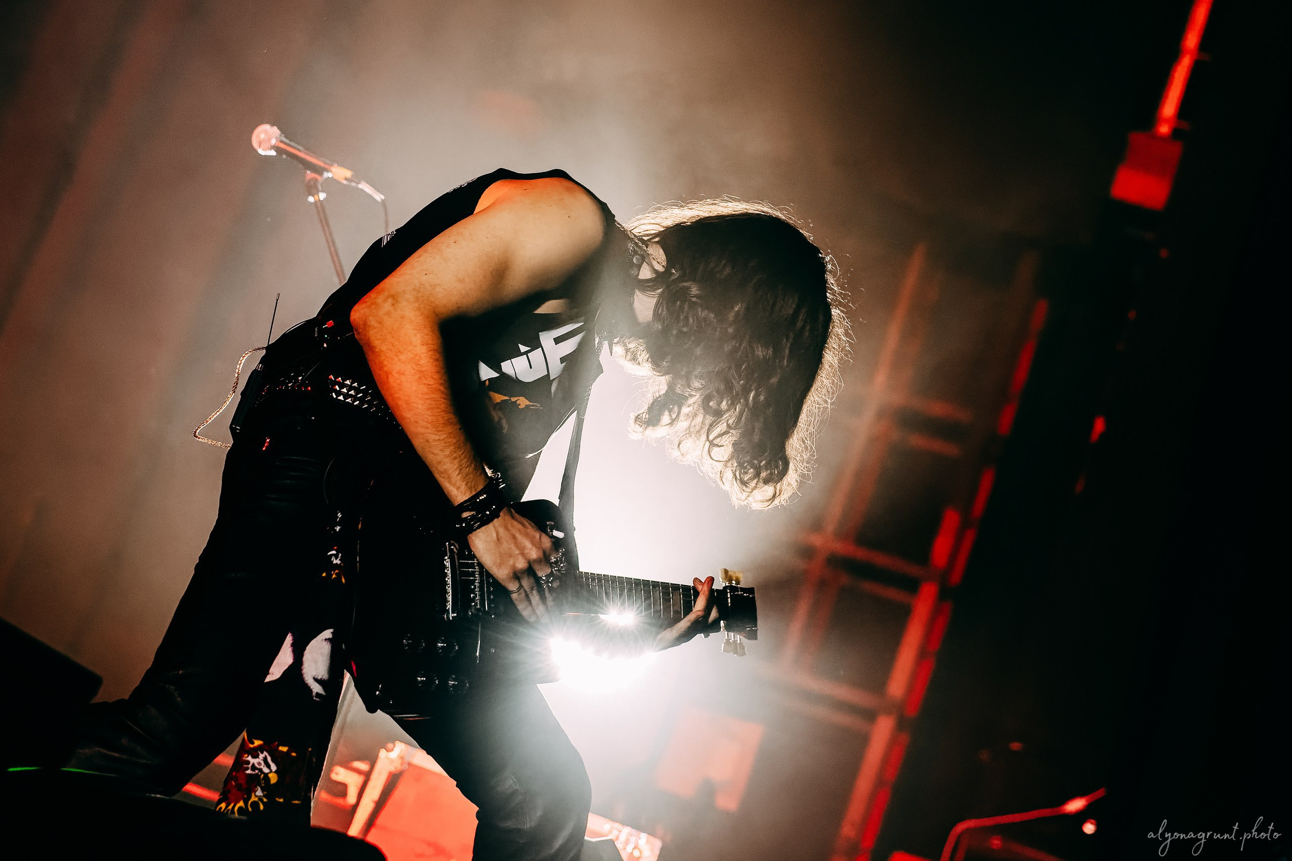 Багровый Фантомас, фоторепортаж, СПб, BASE, 14.12.2025. Алена Адрианова: фотограф в Санкт-Петербурге