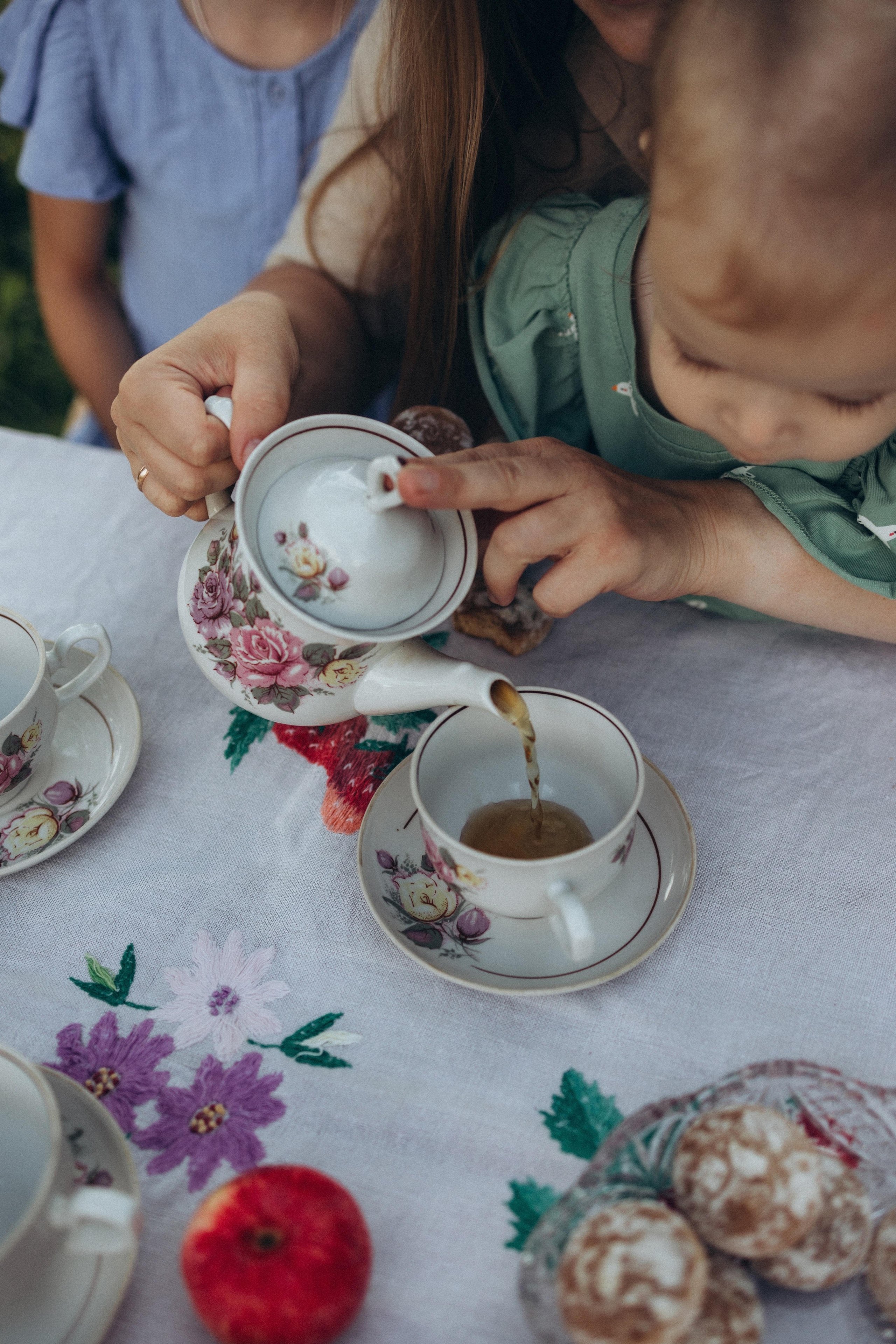 Чаепитие в саду. Фотограф Елена Рябцева