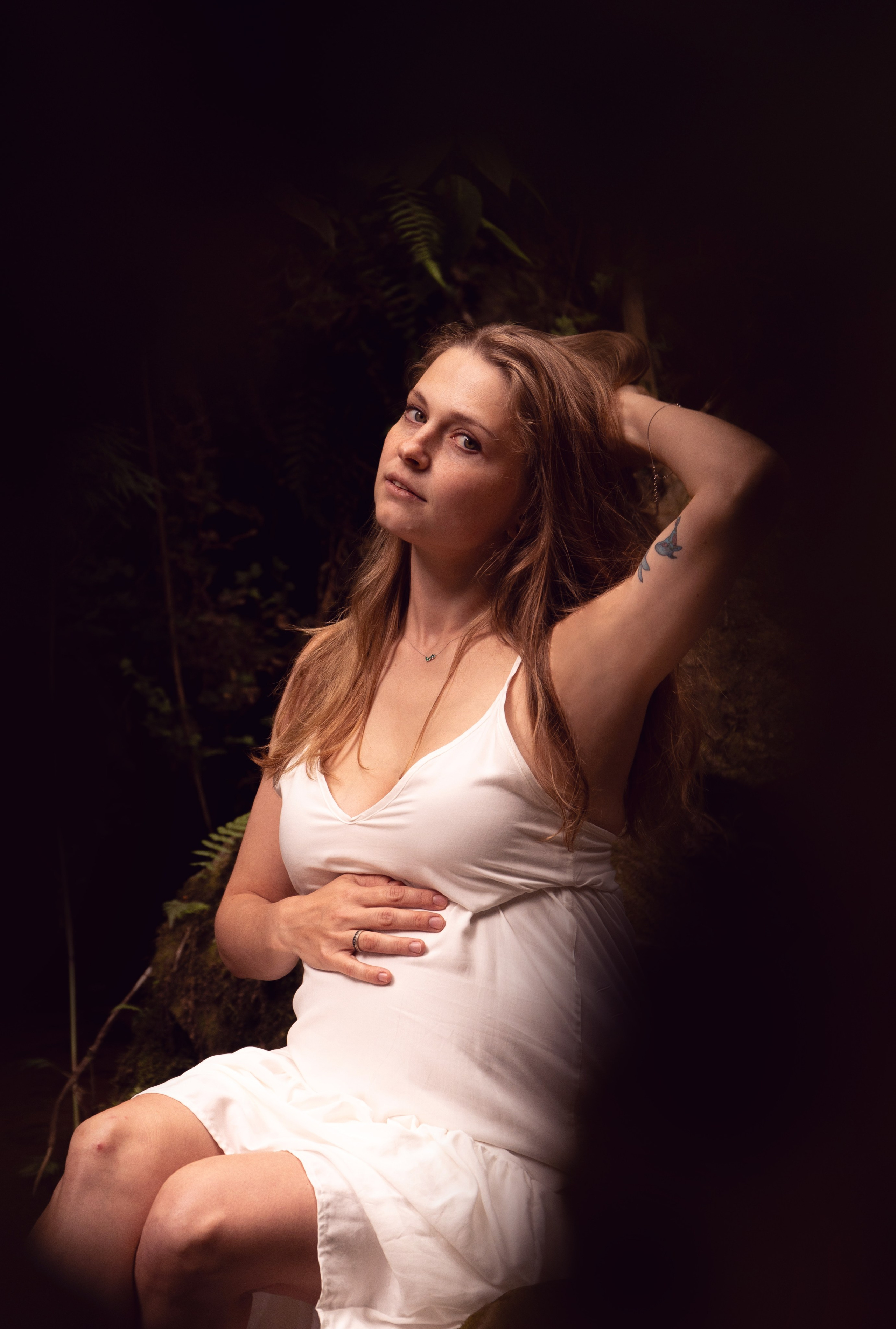 Olya y cascada / Olya and waterfall. Wedding Photographer in Barcelona and Medellin