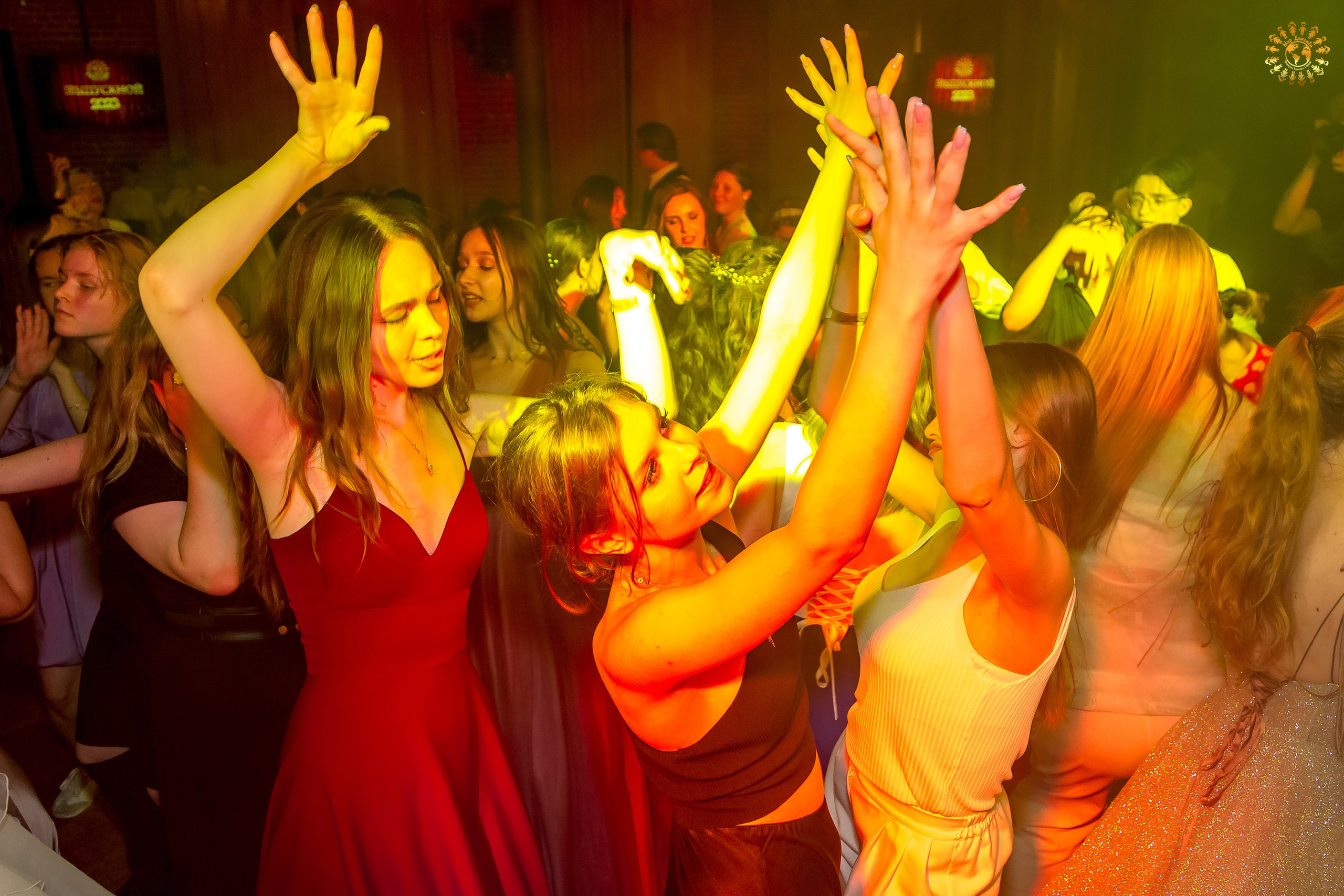 Выпускной 2023 (11-е классы) клуб «Джаггер», Москва. Репортажная съемка в Москве и области. Анималистика