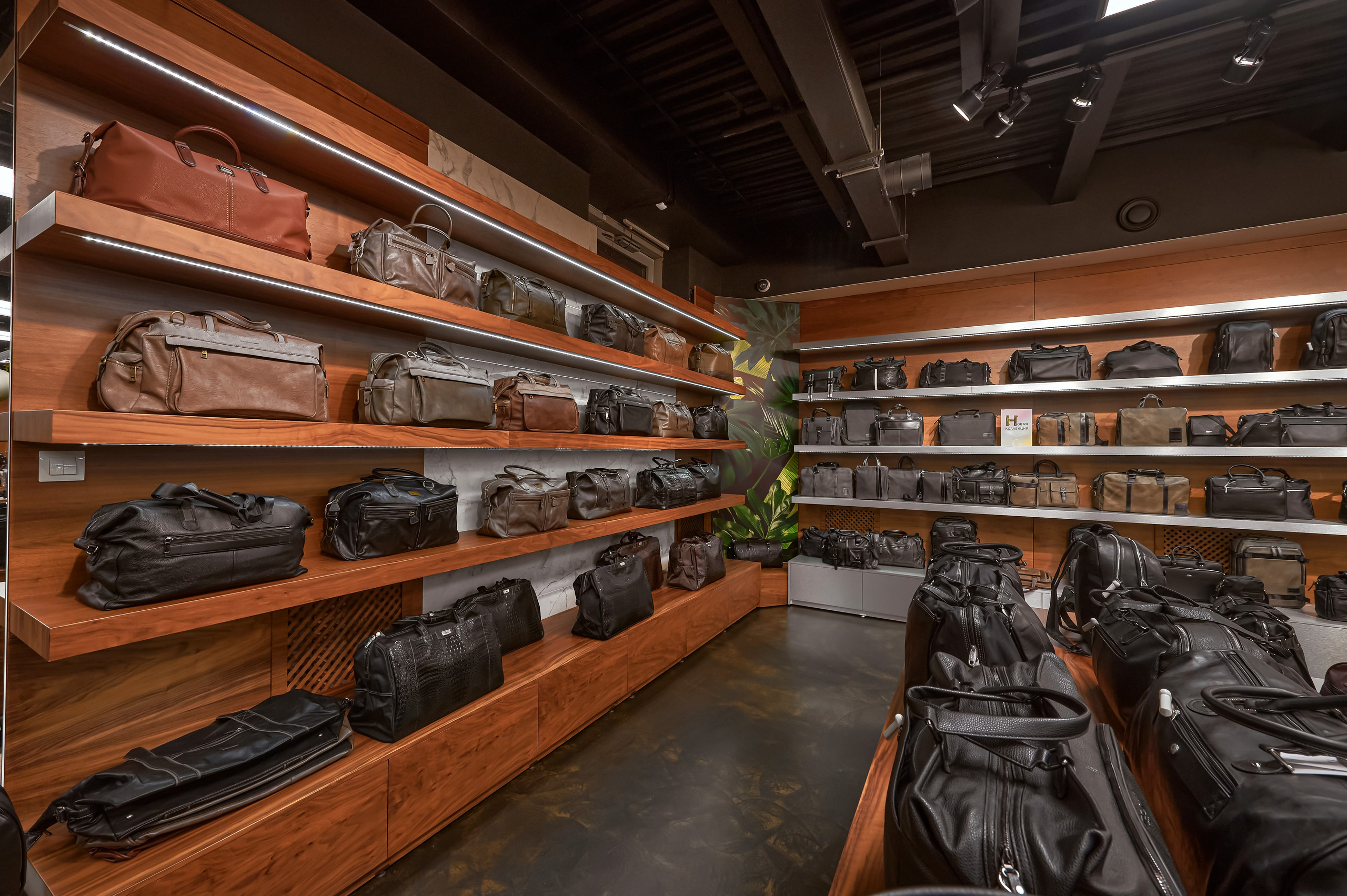 Портфолио по интерьерной и экстерьерной фотосъёмки: Мир сумок — Левый берег. Фотограф Яковлев Роман — Красноярск