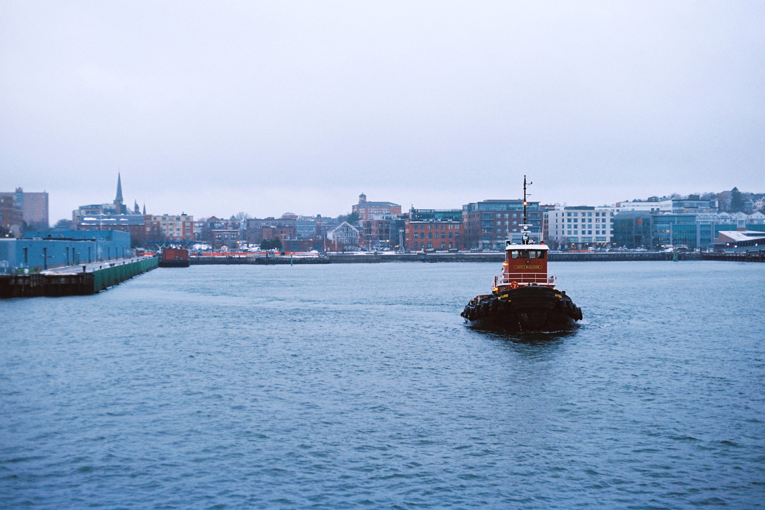 морской пейзаж. буксир