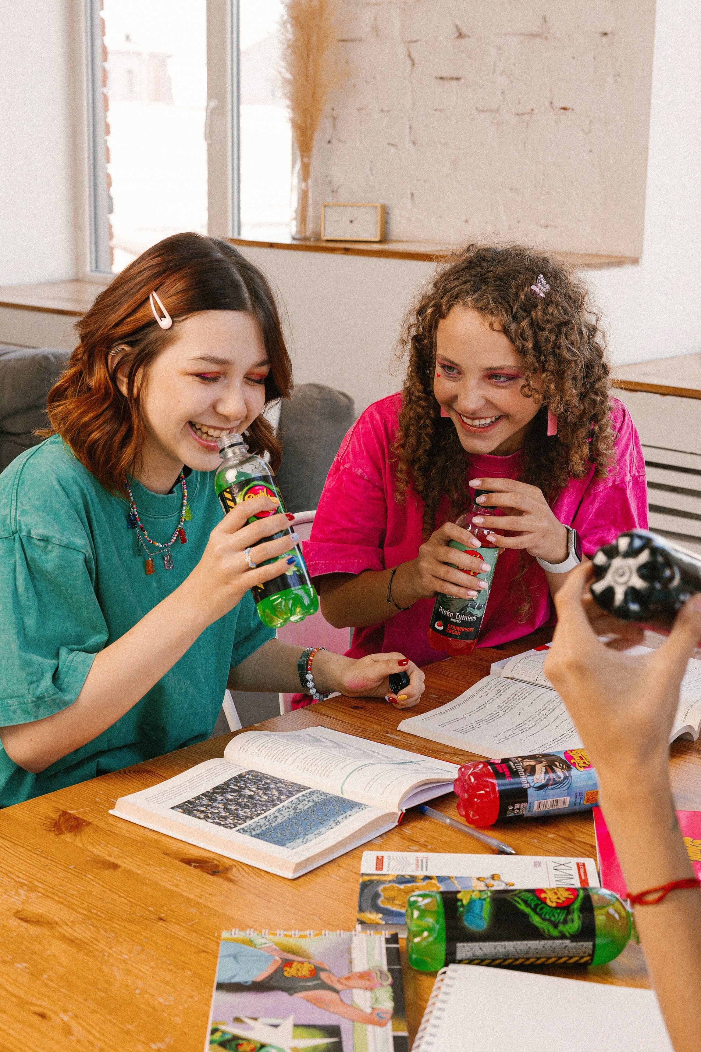 Продуктовая съемка Красногорск, фотосъёмка товара, съемка на маркетплейсы, контент для соцсетей, рекламная съемка напитков, фудфотограф Москва и СЗАО, Митино, Истра, Нахабино, сет дизайн, rich контент, съемка продукта с моделью молодежью, продуктовая съемка в стилистике учеба, экзамены, уроки