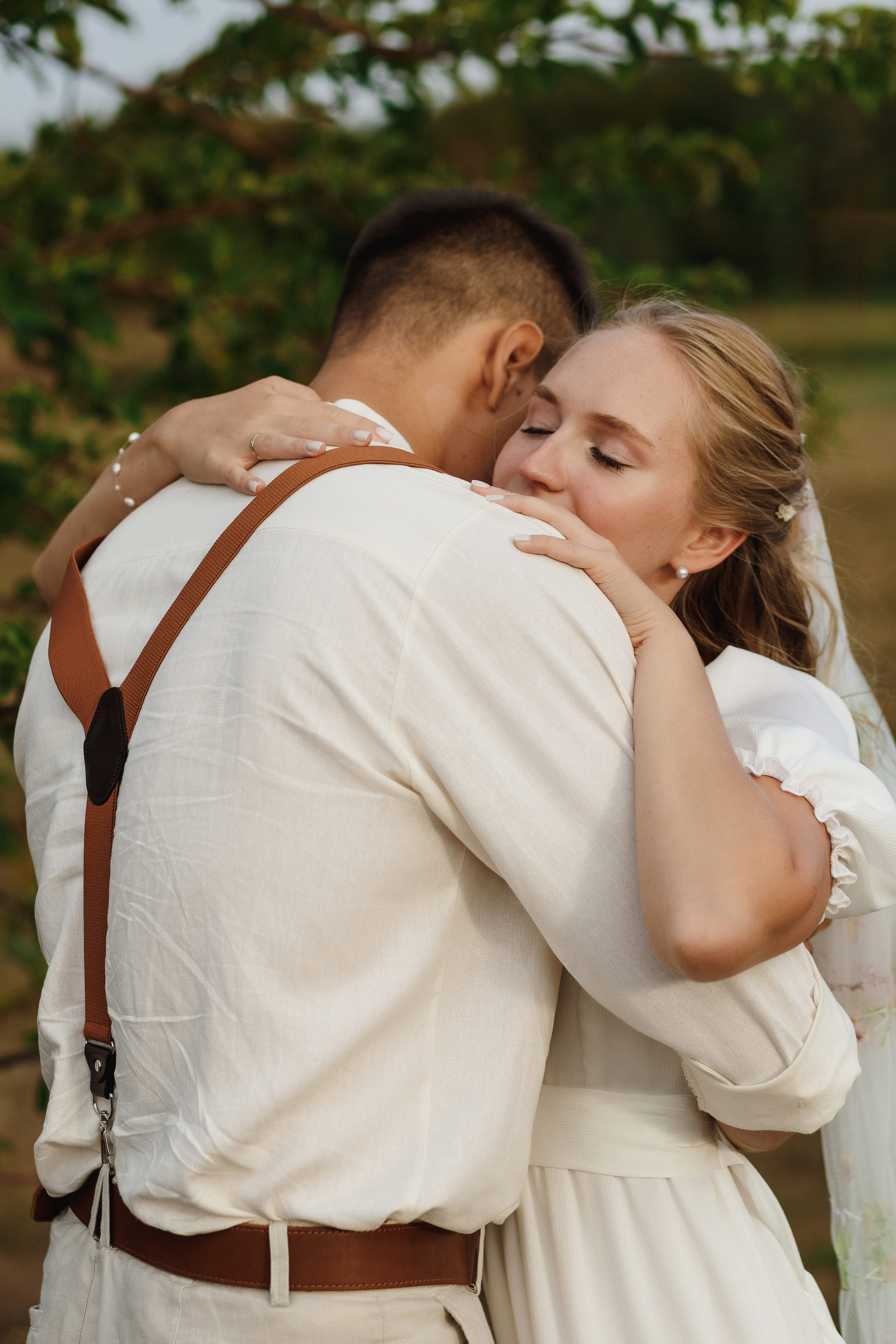 Объятия на закате — жених прижимает невесту к себе, свадебная фотография в Таганроге.