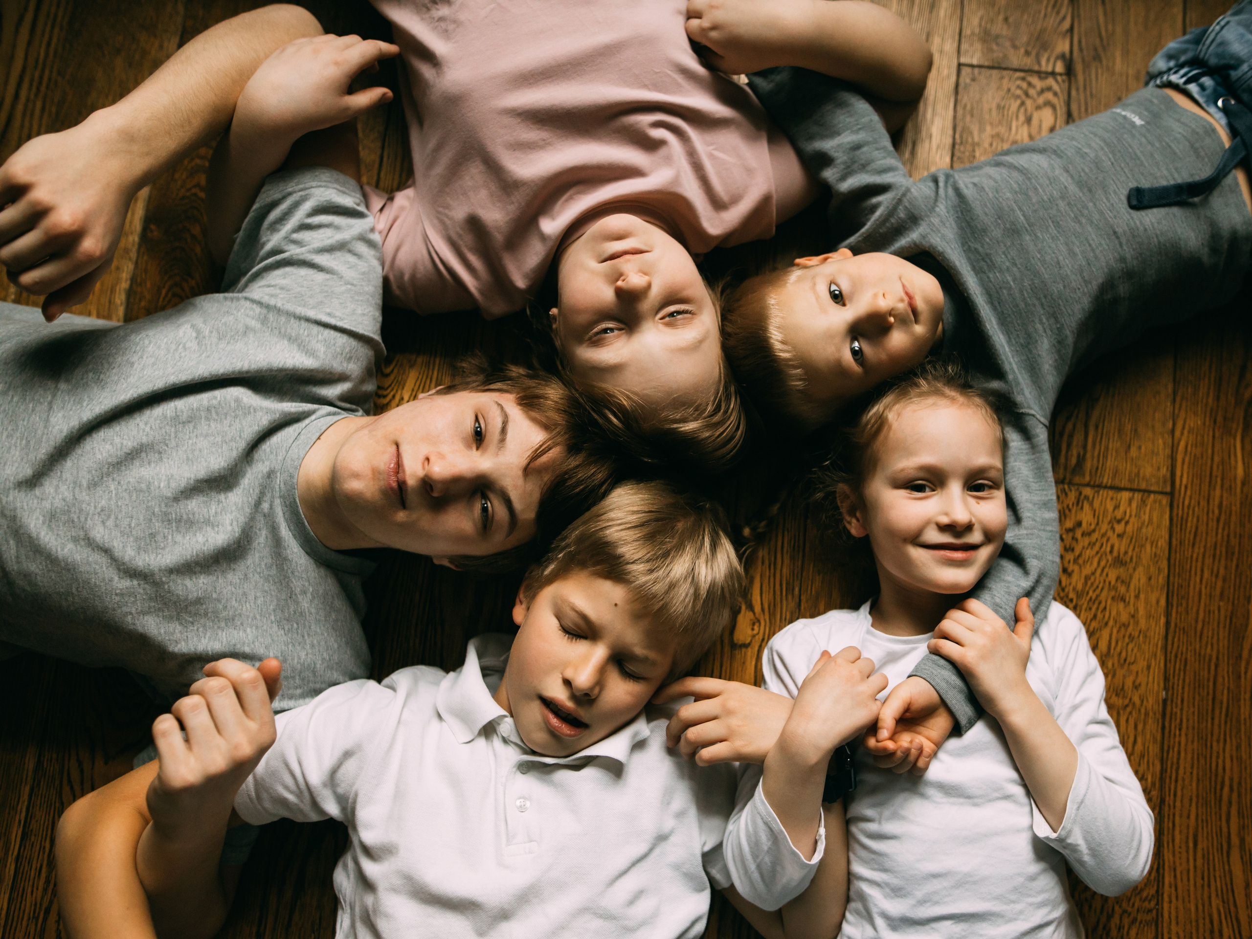 Петя, Саша, Федя, Варя, Стёпа, Маня, Веня, Яся. Фотограф Людмила Оюн