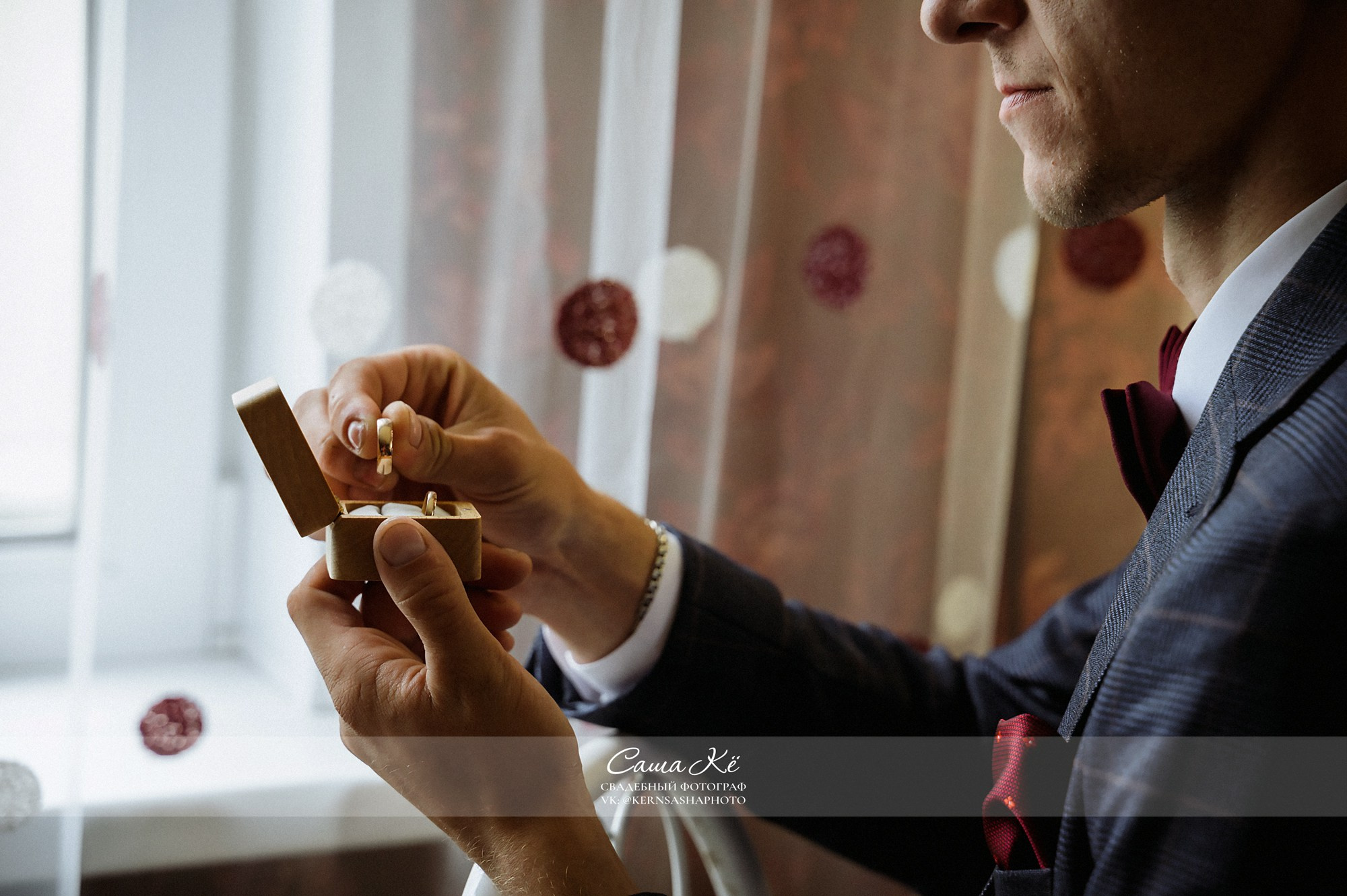 Трогательный взгляд жениха в ожидании первой танцевальной минуты. Профессиональный фотограф из Новосибирска — Саша Кё.