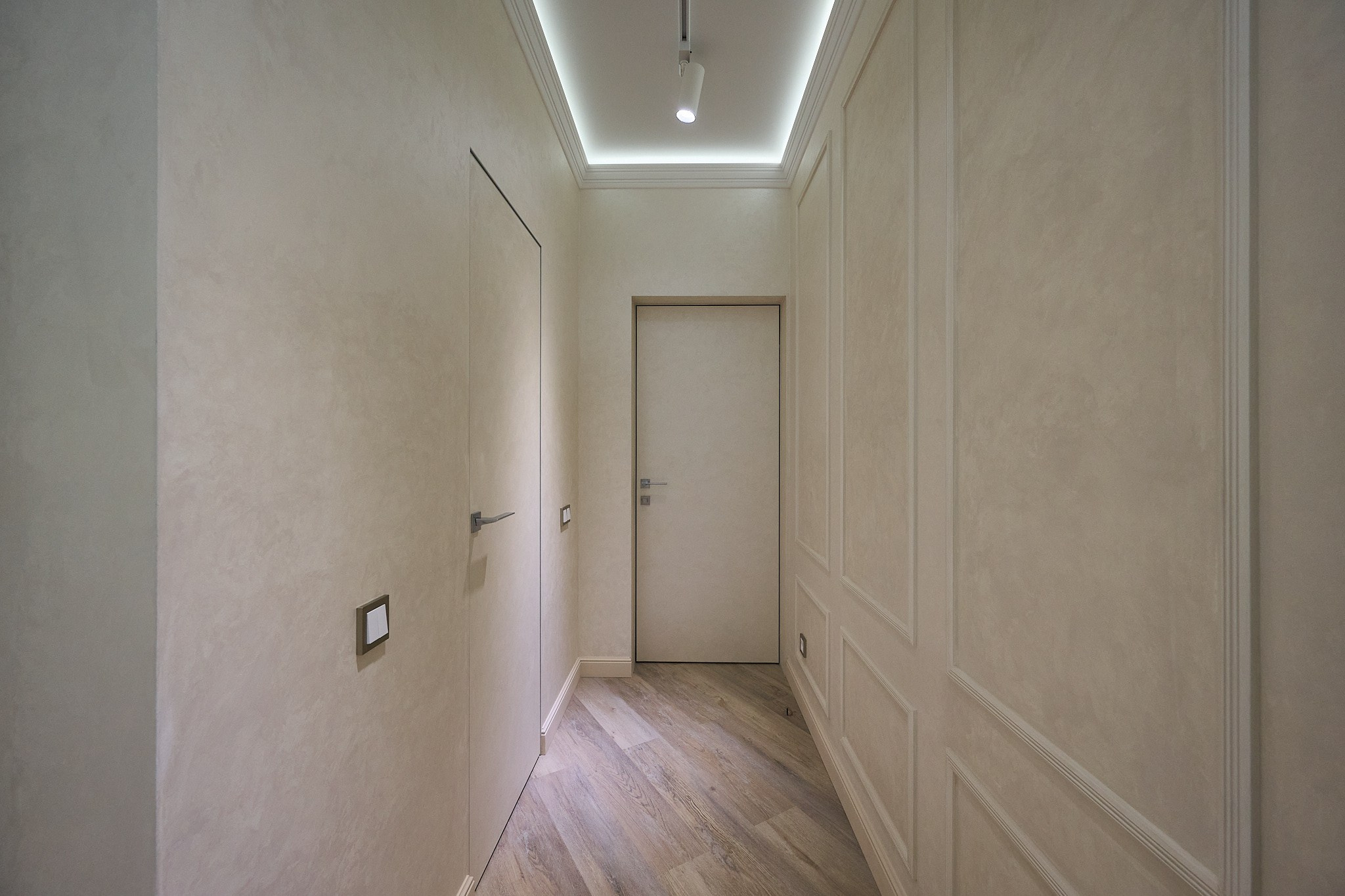 коридор в светлых оттенках белая дверь 