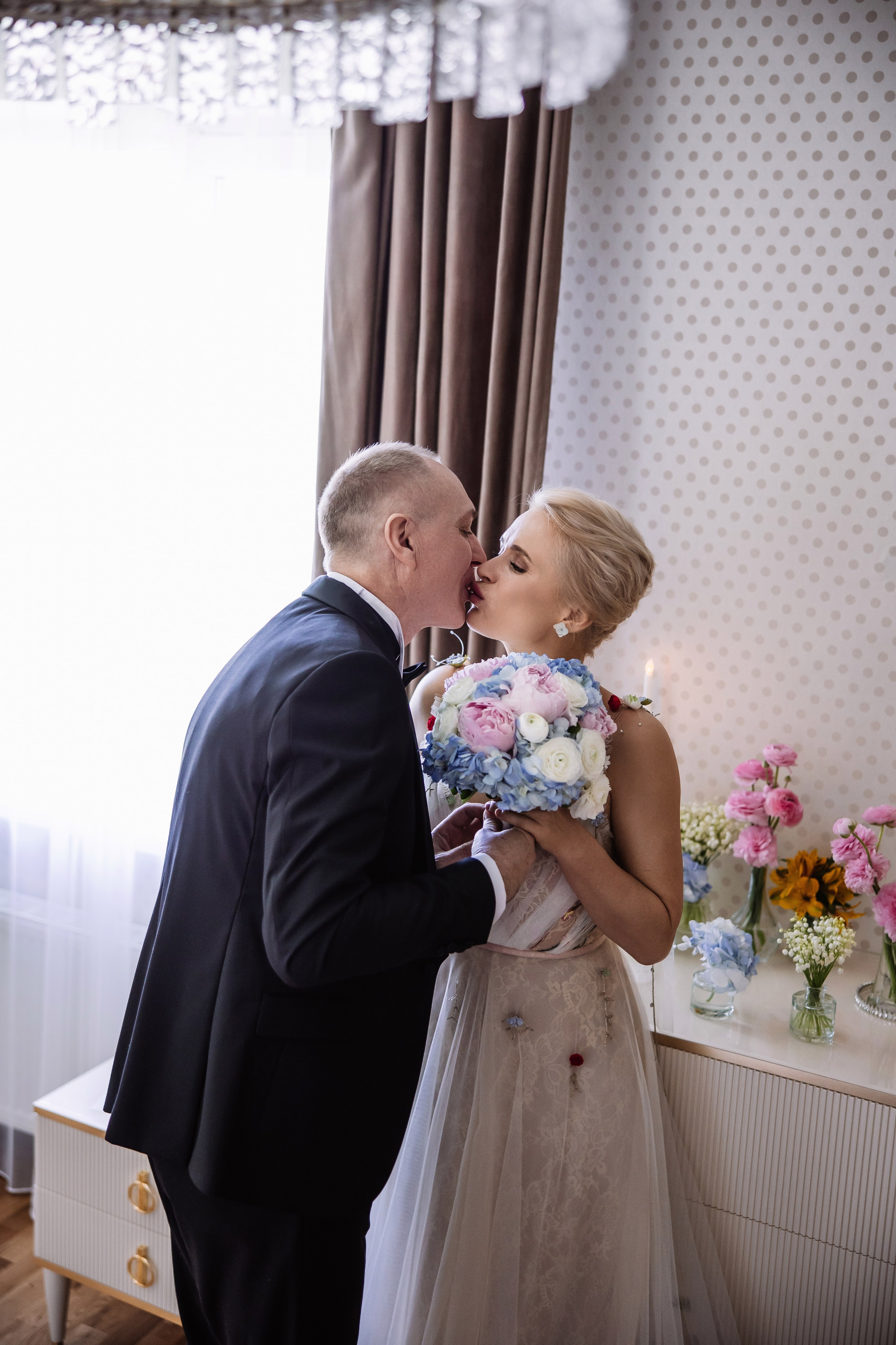 Романтическая свадебная фотосъемка - Поцелуй жениха и невесты