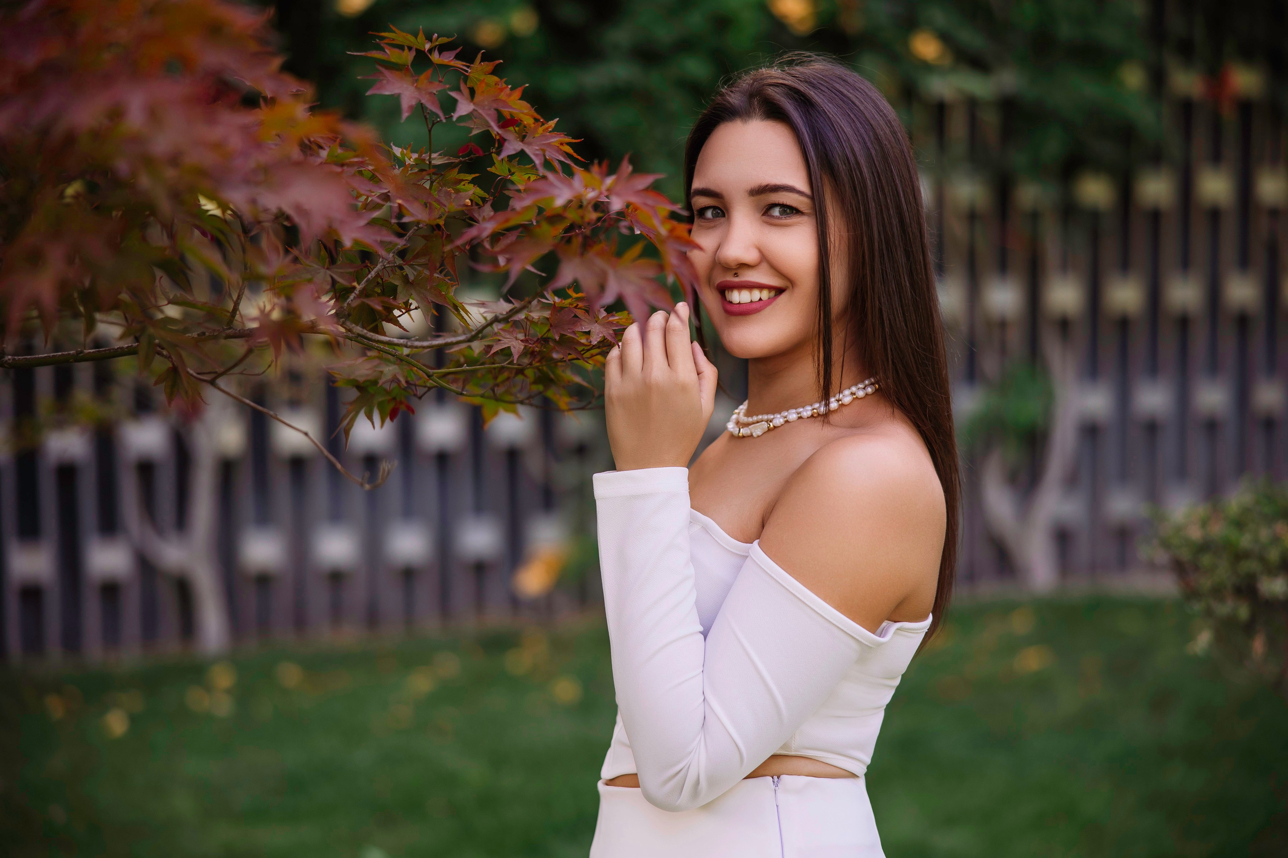 Девушка в парке Галицкого улыбается