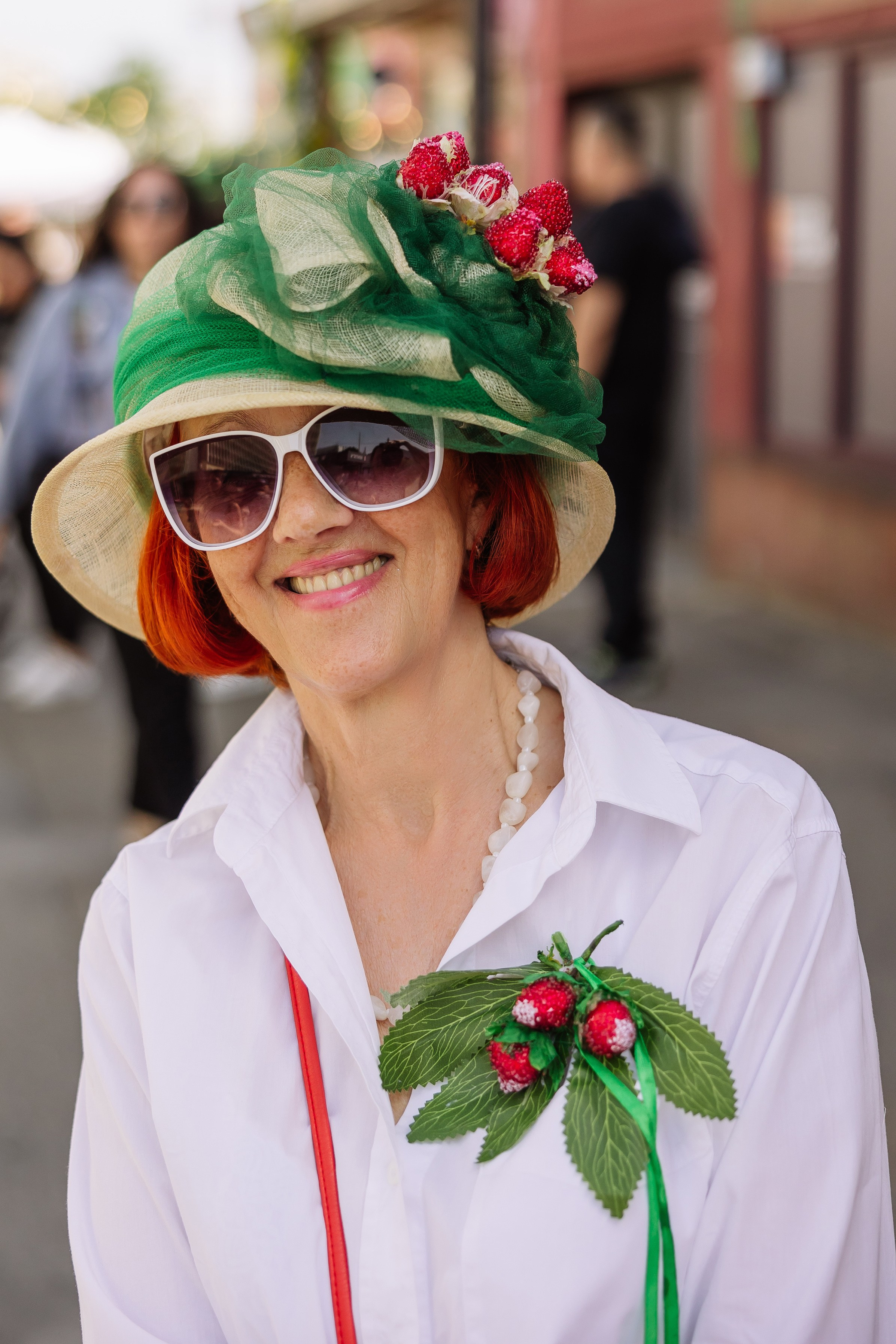 Женская фотография в клубничном костюме в Центре Города 