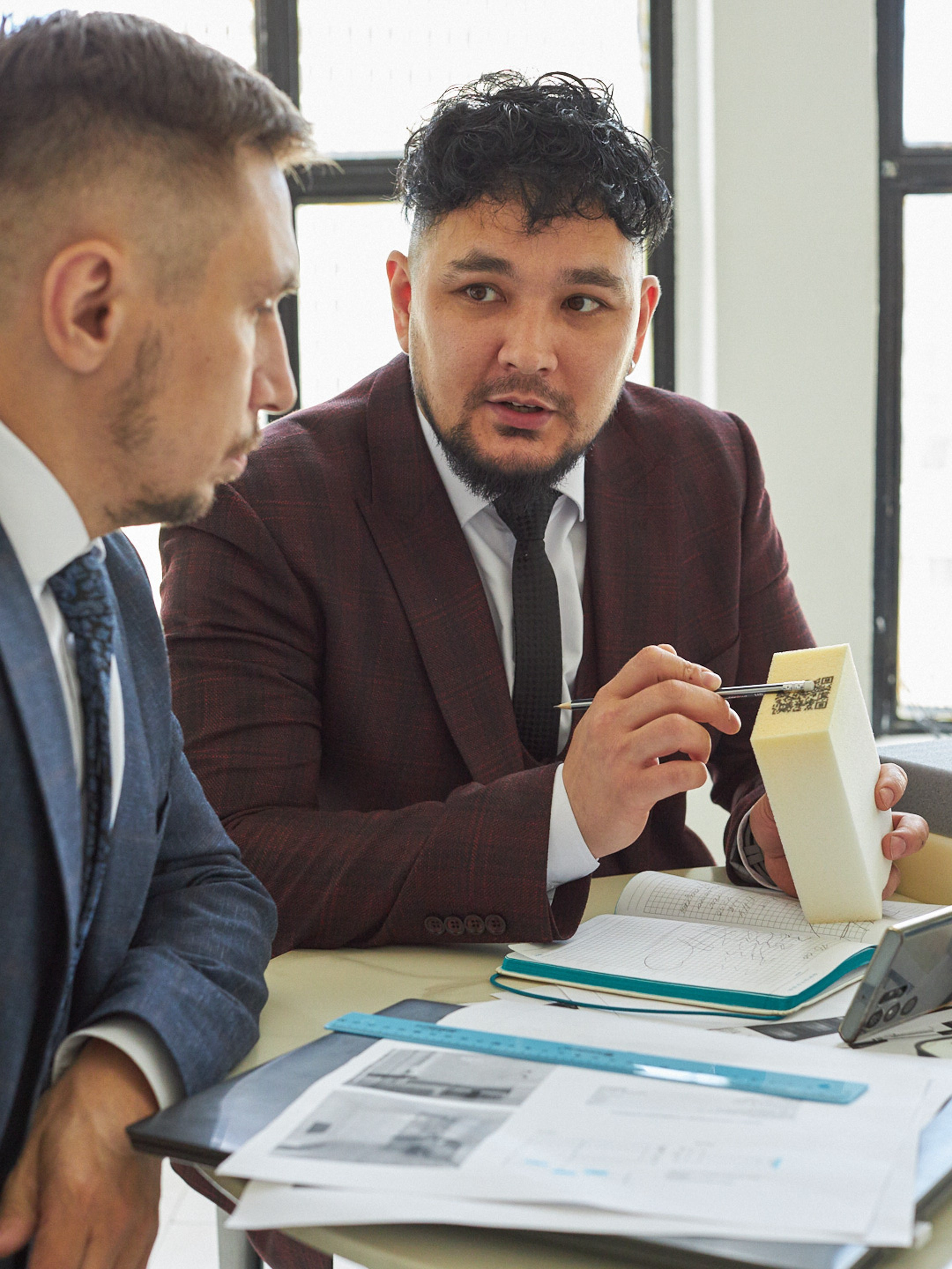 Business meeting conversation in the office - photographer Andrey Dunin