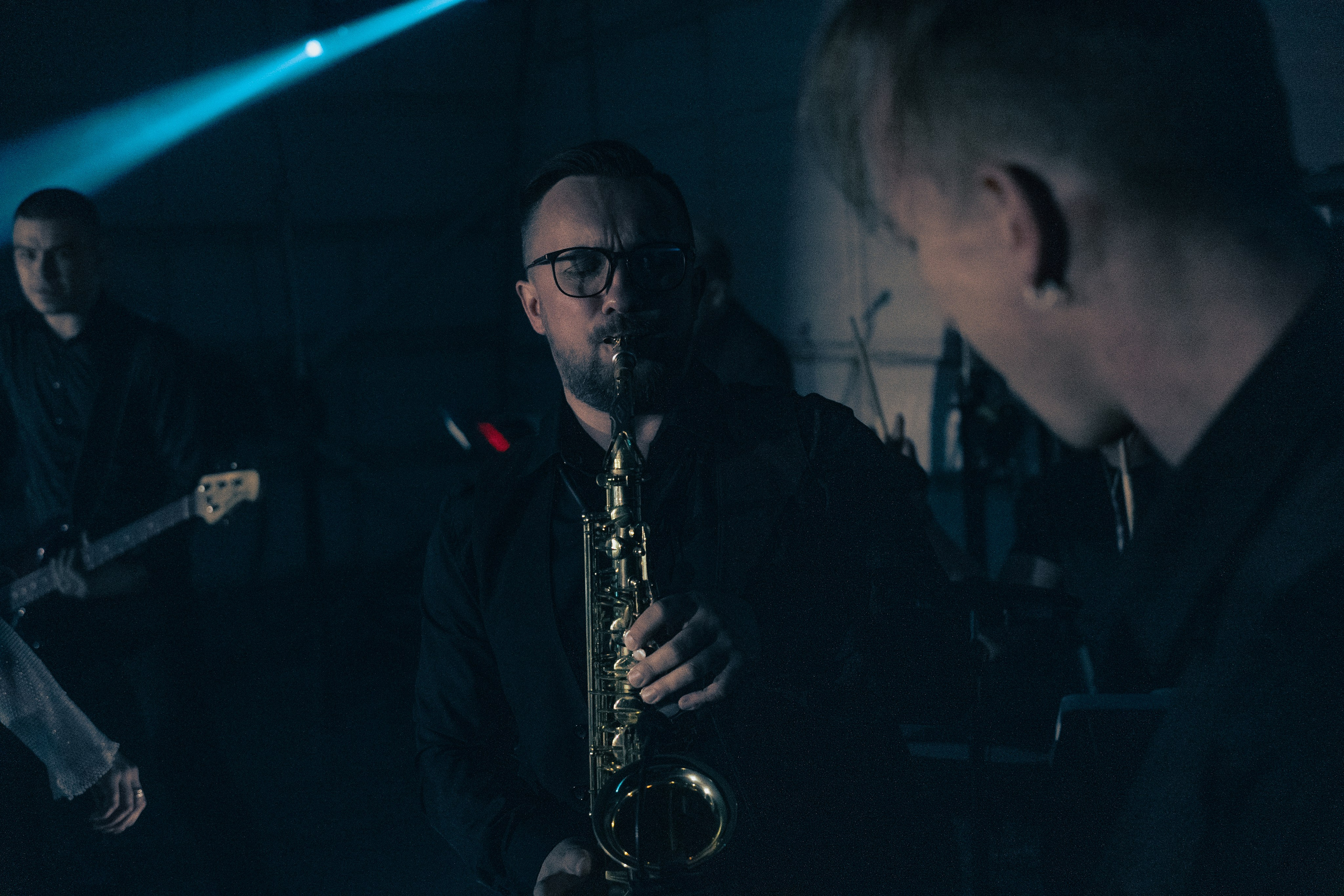 Фотография, сделанная во время профессиональной фотосессии. На ней изображена модель или группа людей в студии или на открытом воздухе. В кадре присутствуют студийное освещение и реквизит.