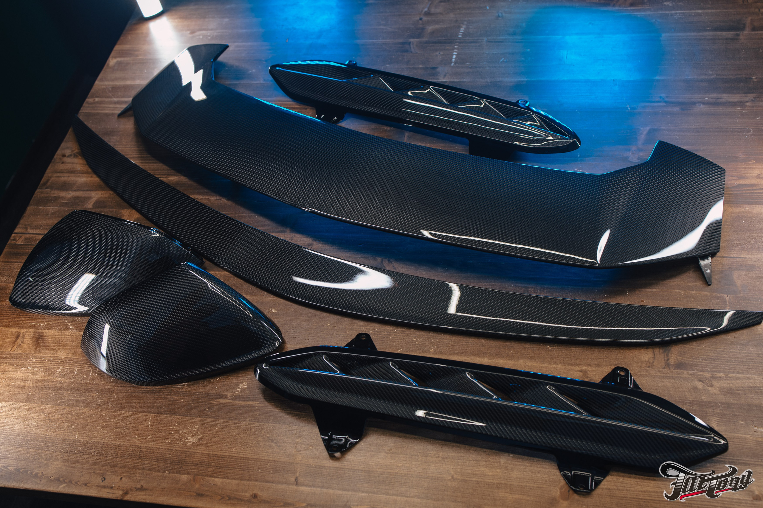 Lamborghini Urus ламинация карбоном вставок в капот, спойлеров, крышки багажника и зеркал. DeLorein