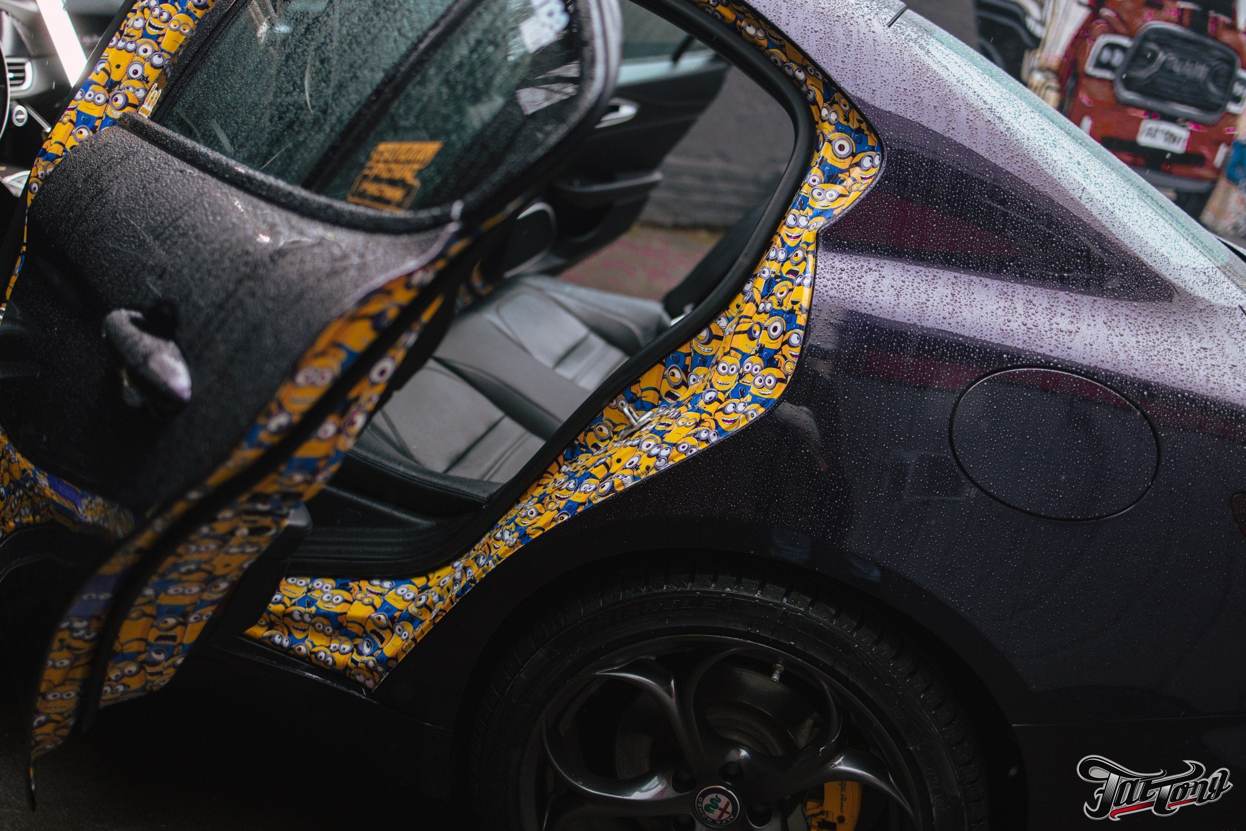 Alfa Romeo Giulia ремни безопасности с принтом и оклейка проемов. DeLorein