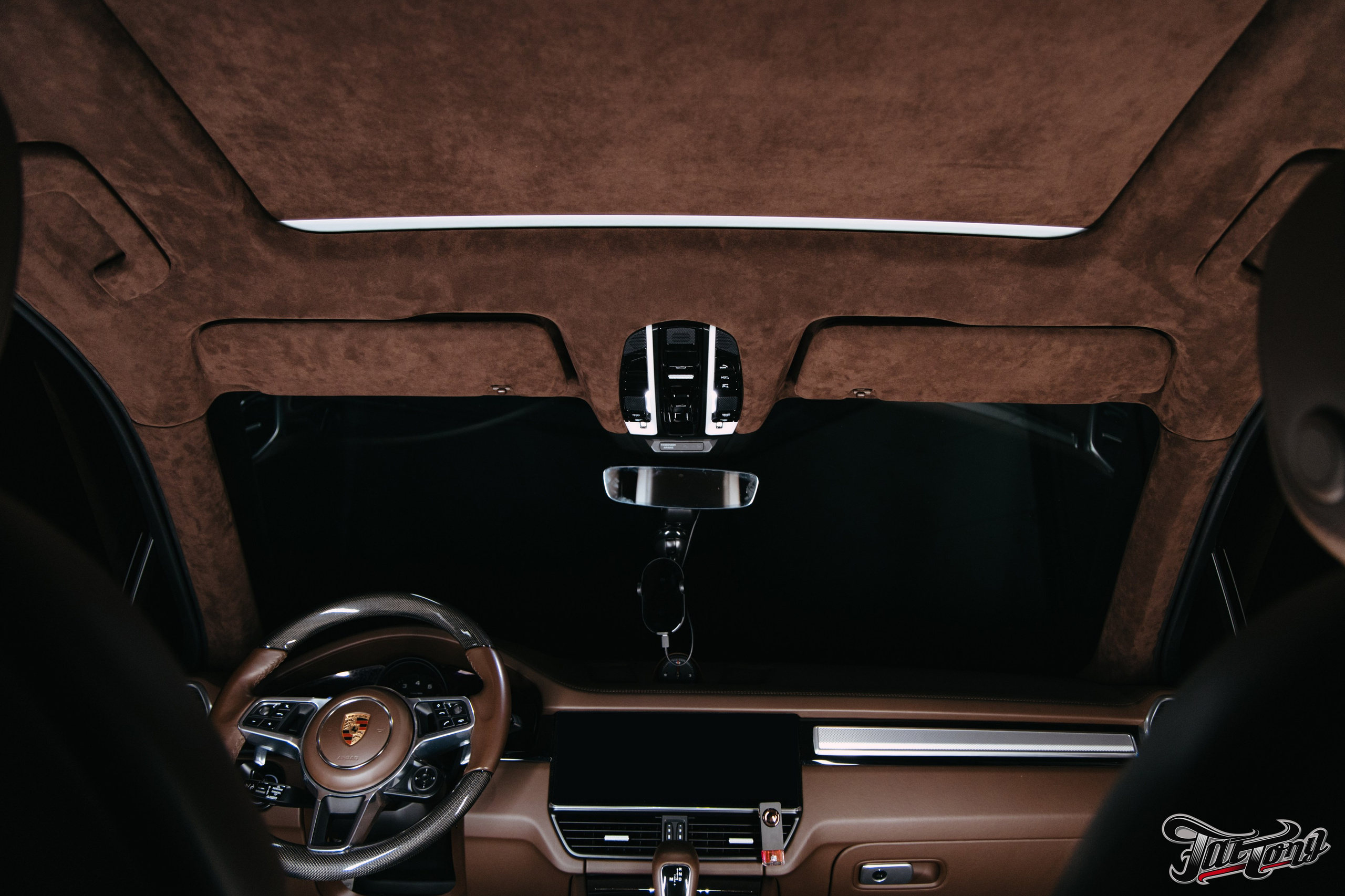 Porsche Сayenne пошив потолка в коричневую алькантару. DeLorein
