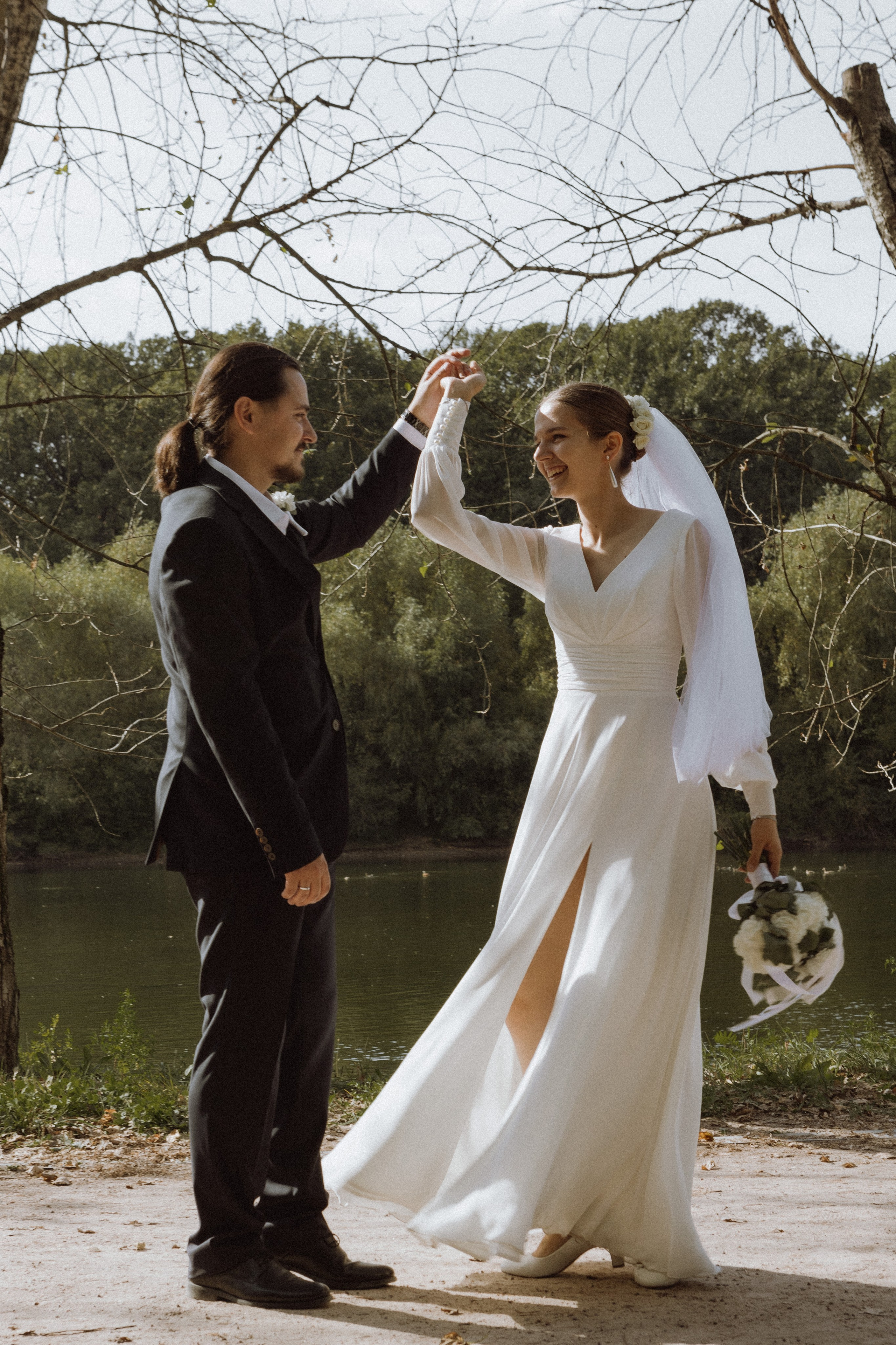 нежная свадебная фотосессия в парке, портрет молодоженов, жених и невеста танцуют, свадебный фотограф в Москве