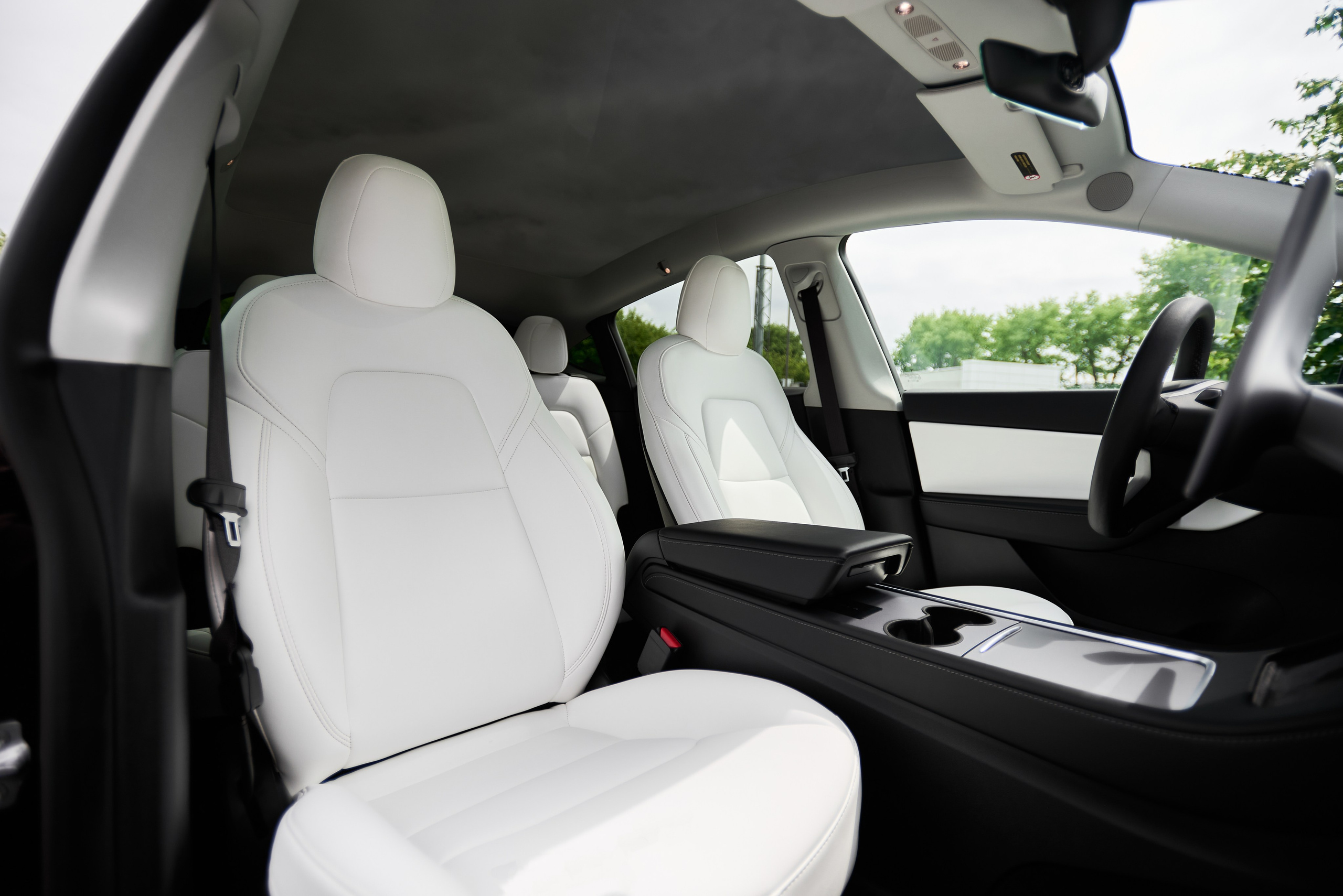 Tesla Y. Автомобильный и интерьерный фотограф в Минске Александр Тагаев