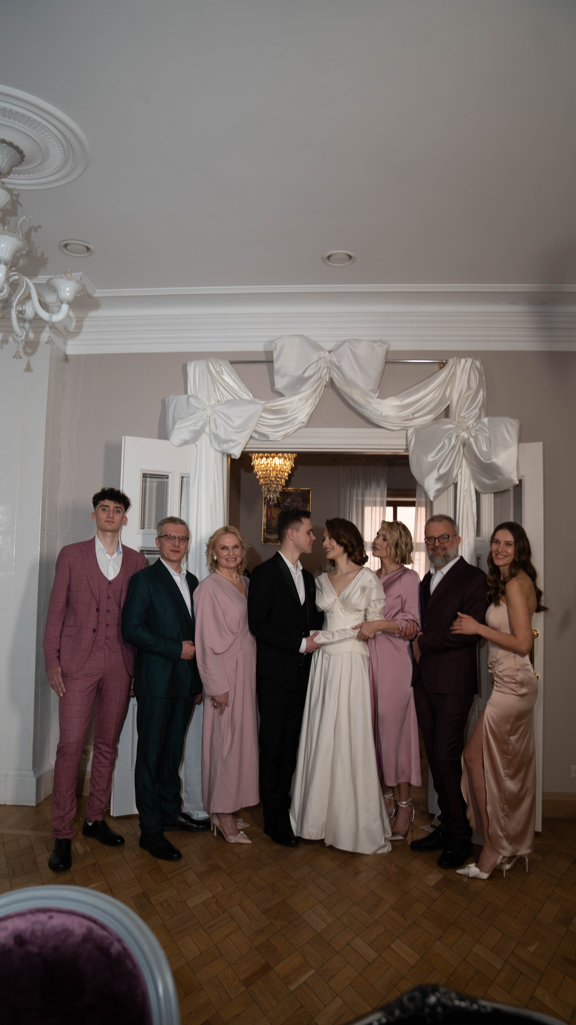 Молодожёны и гости свадьбы