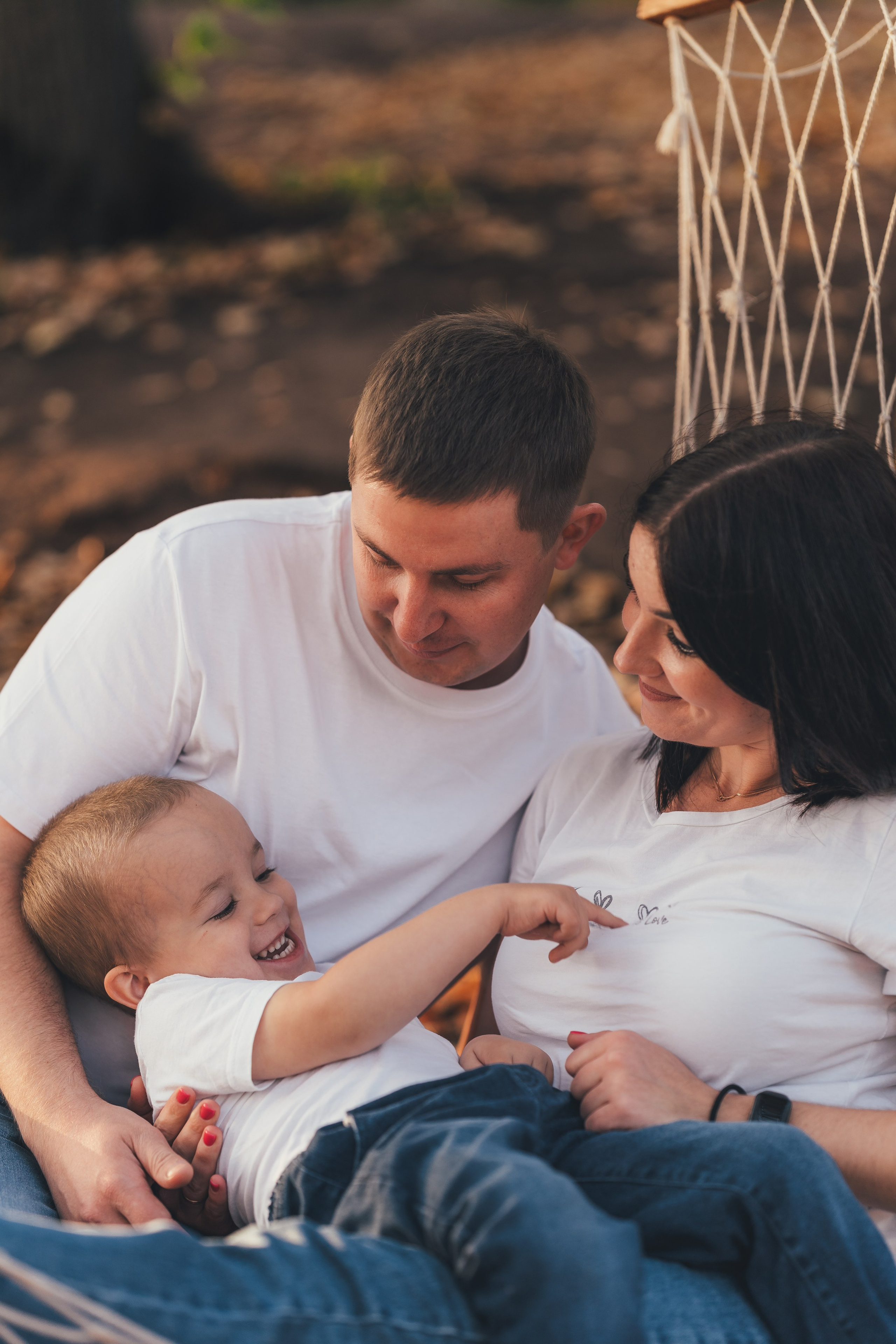 Семья обнимается и улыбается