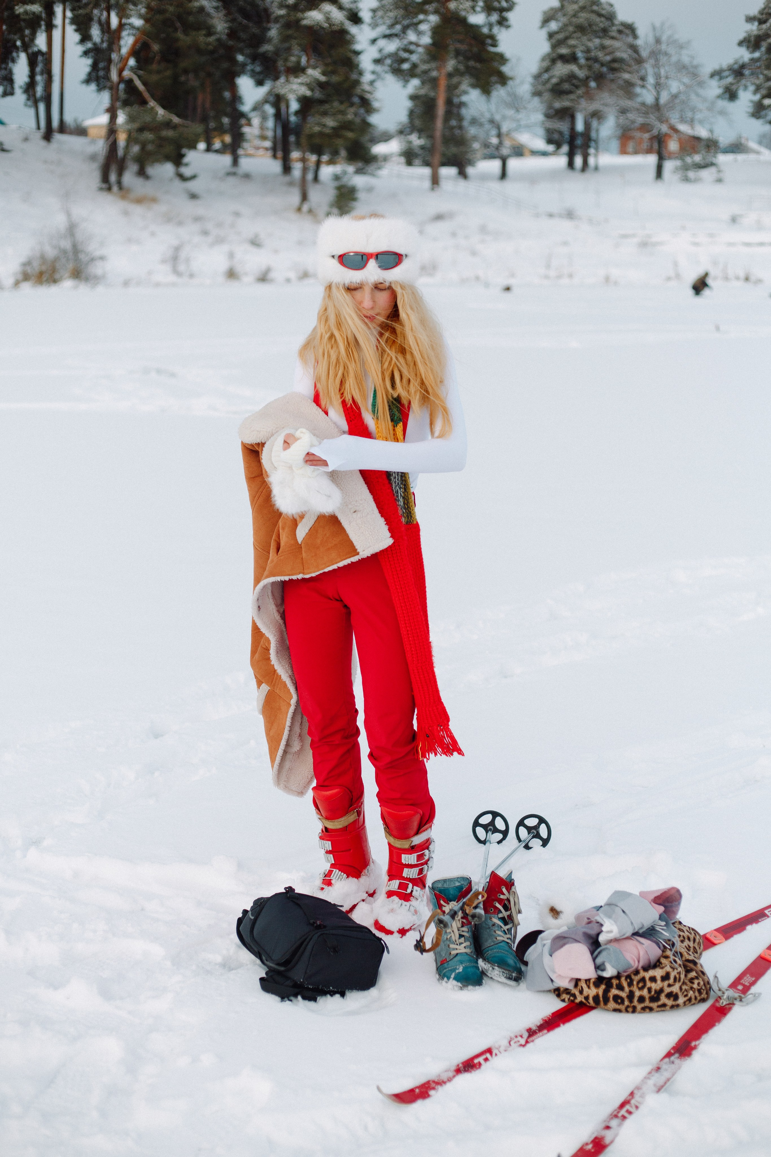 Девушка переодевается на природе. Фотосессия девушки в Нижнем Новгороде. Индивидуальный фотограф Нижний Новгород. Портретный фотограф в Нижнем Новгороде.