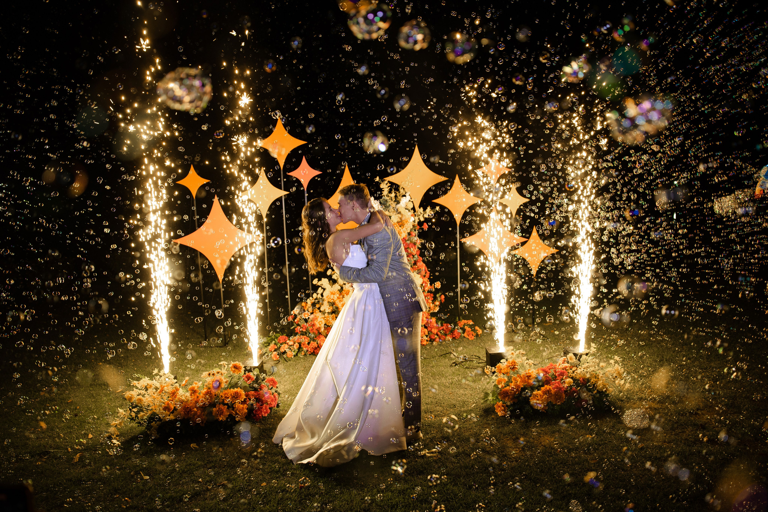 Яркая неоновая свадебная фотосессия в «Нет на карте». Свадебный и семейный фотограф в Самаре и Тольятти | Елена Топанцева