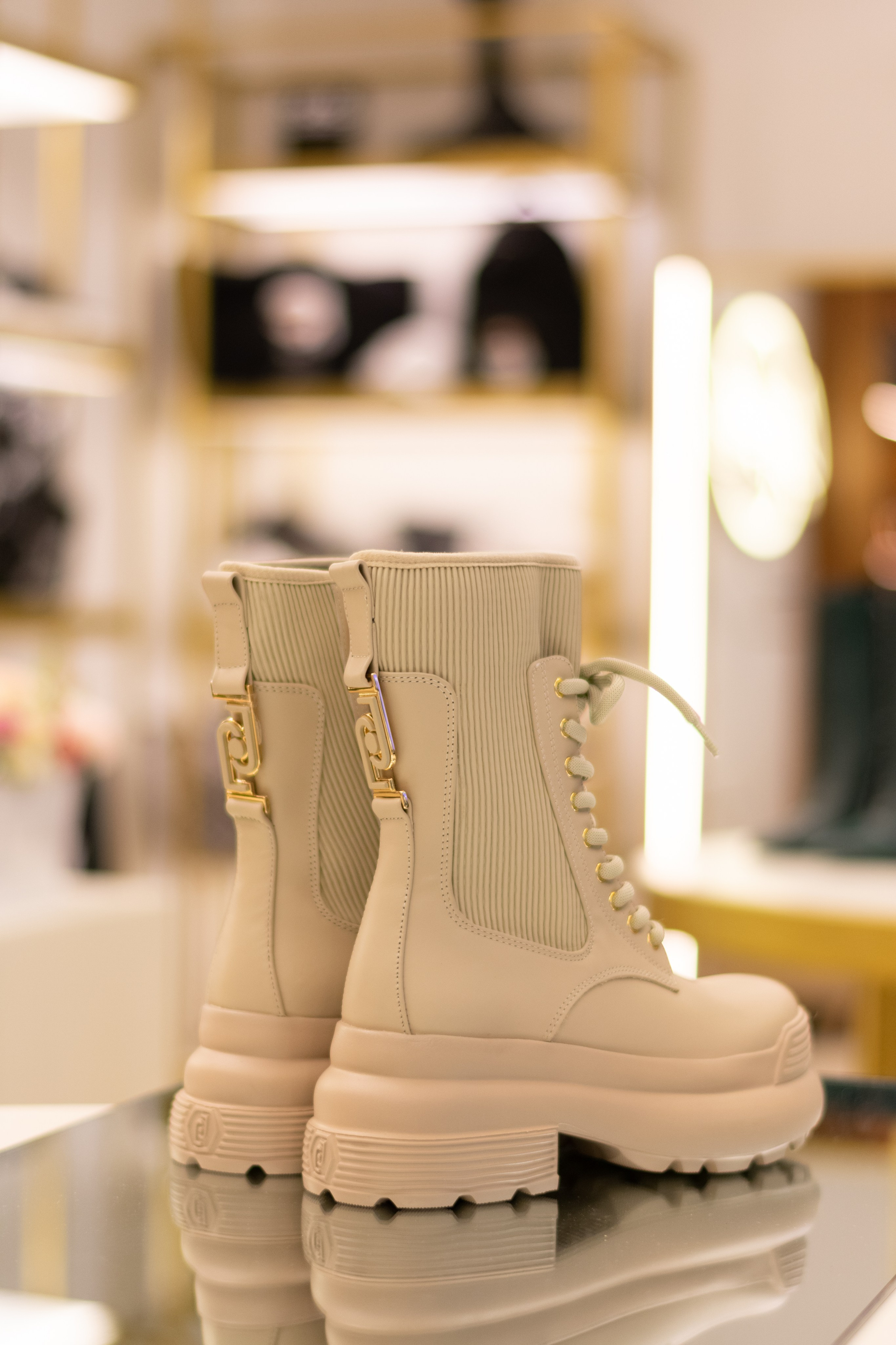 Для организаций. Предметная фотосессия для обувного магазина Capsula. Фотограф/видеограф Богдан Голованов