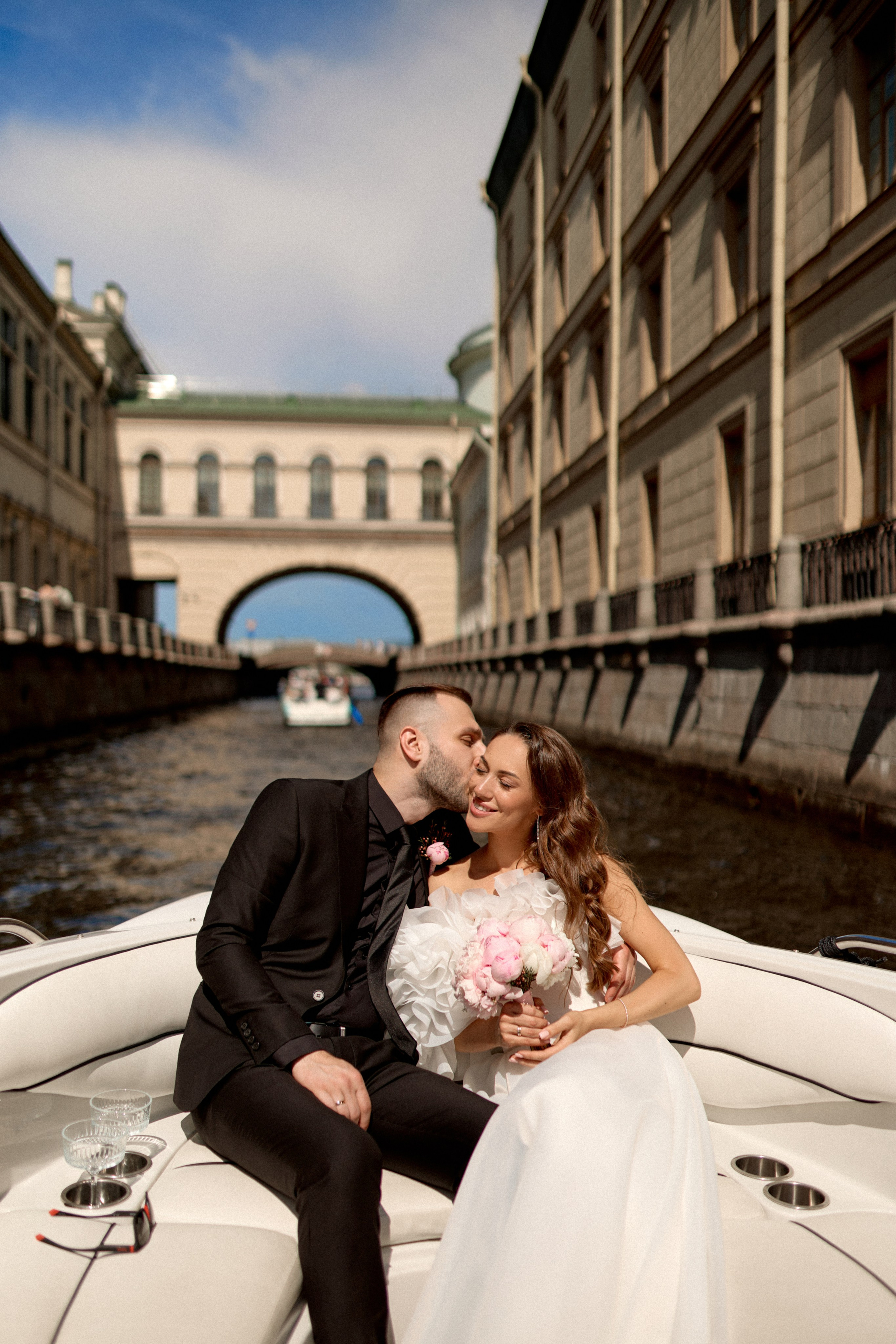 Свадебная фотосессия на катере в Санкт-Петербурге. Сестры Карабаза. Фотографы и ретушеры в Москве и Санкт-Петербурге