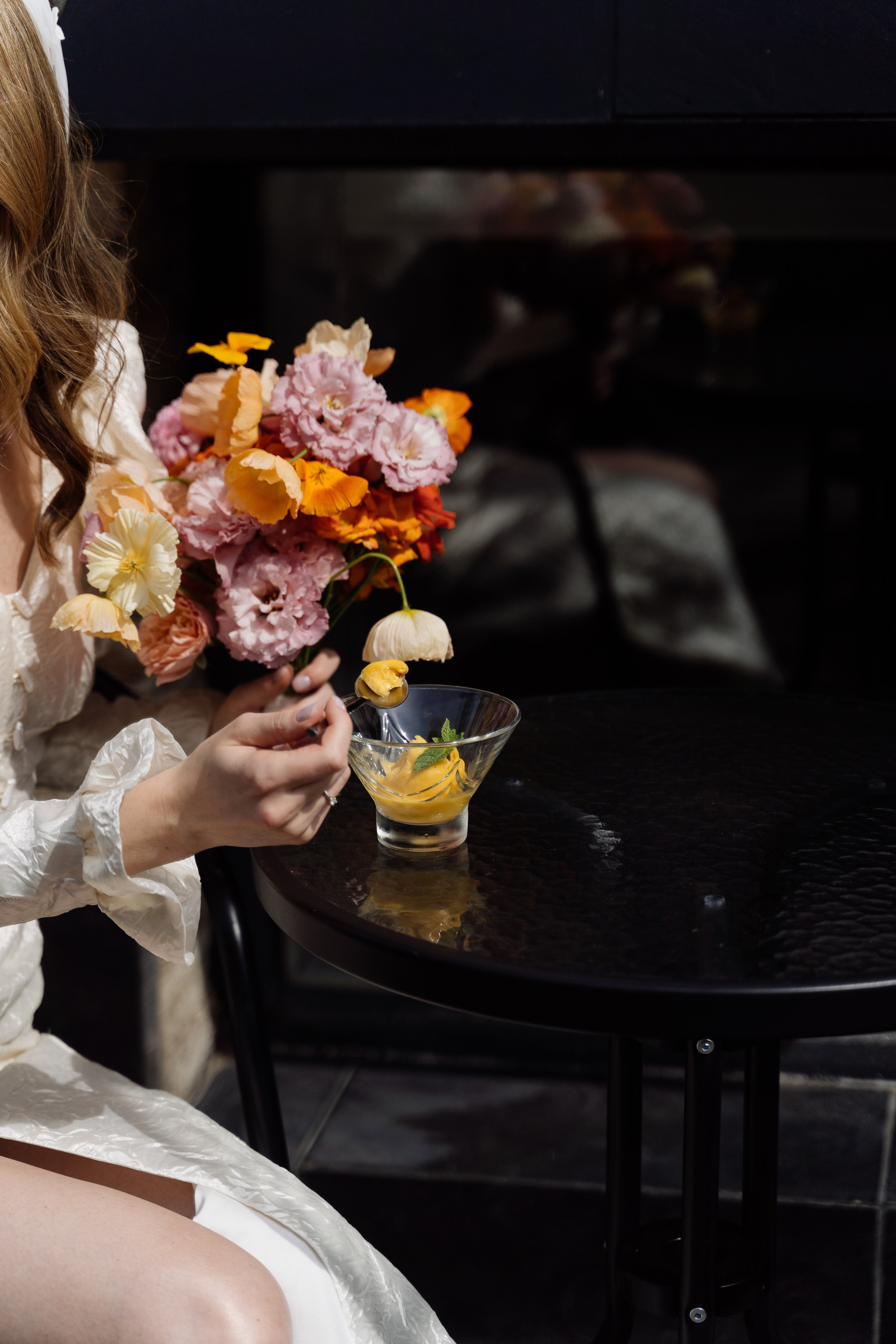 Камерная свадьба на фонтанке в сезонах. Свадебный фотограф организатор в Санкт-Петербурге Ассоль Опарина