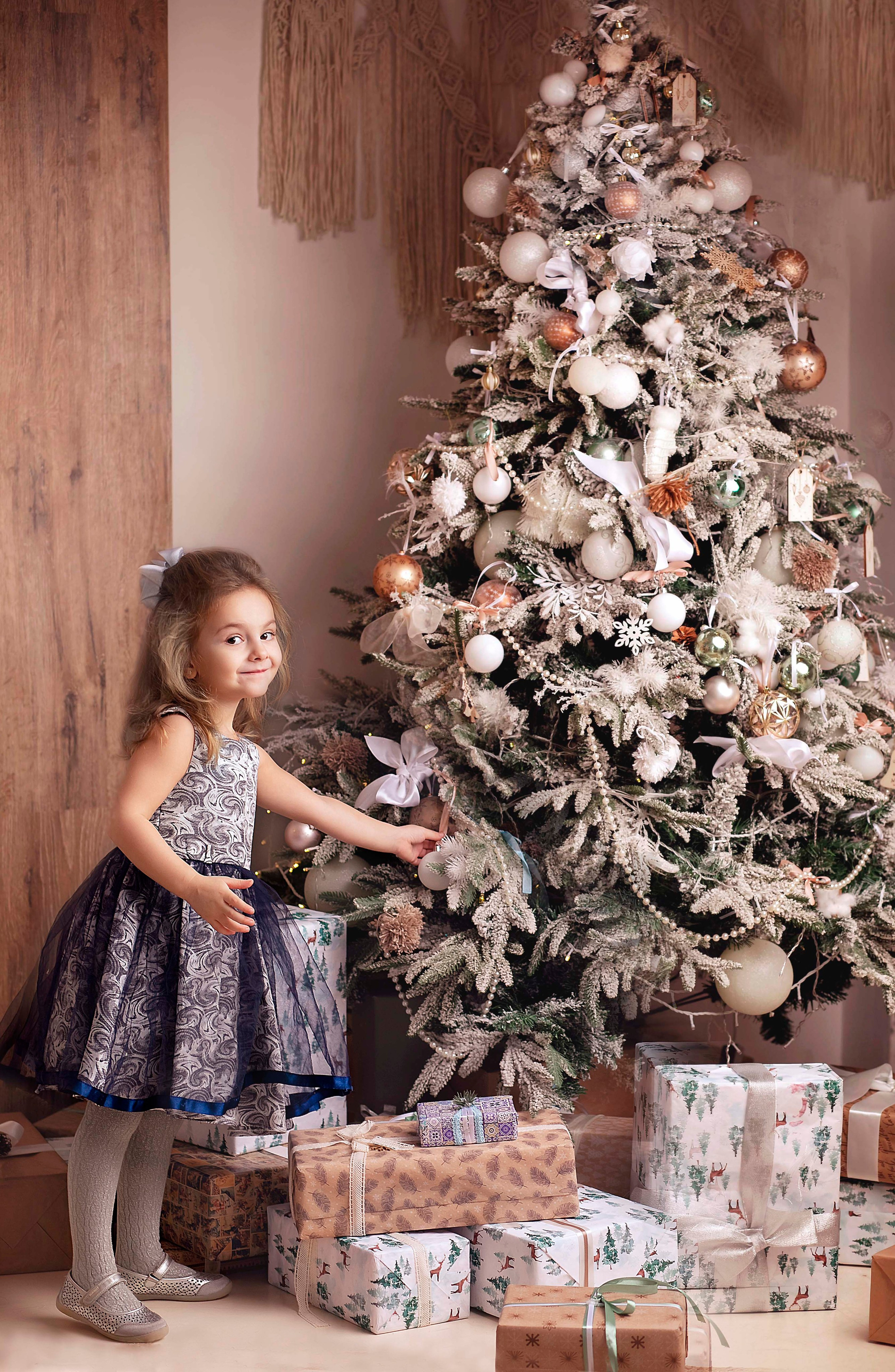 Николь у елки. Семейный и детский фотограф в Санкт-Петербург. Natalia Fadel