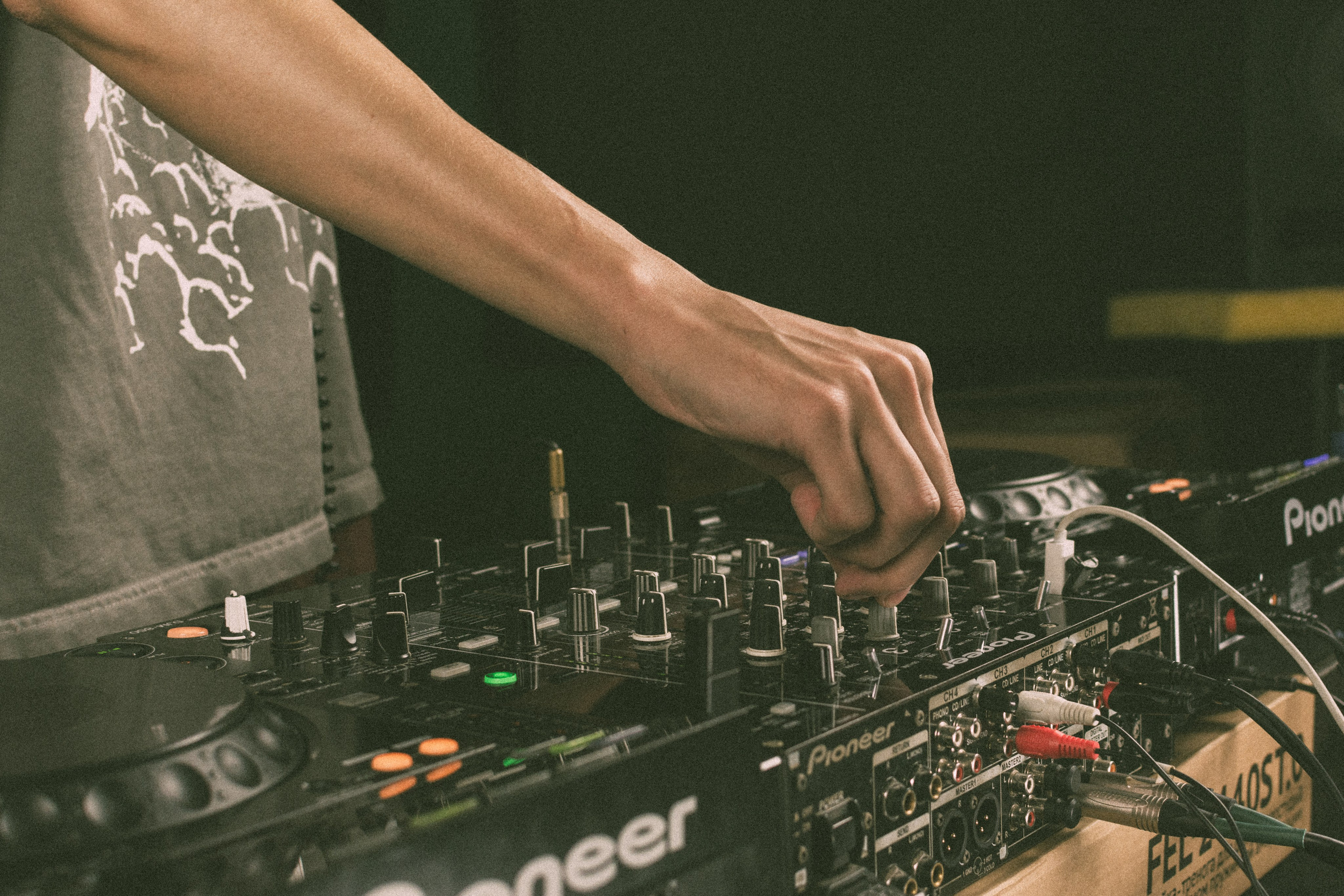 Студия диджеинга «Янтарь». Уголок фототворчества Никиты Усачева