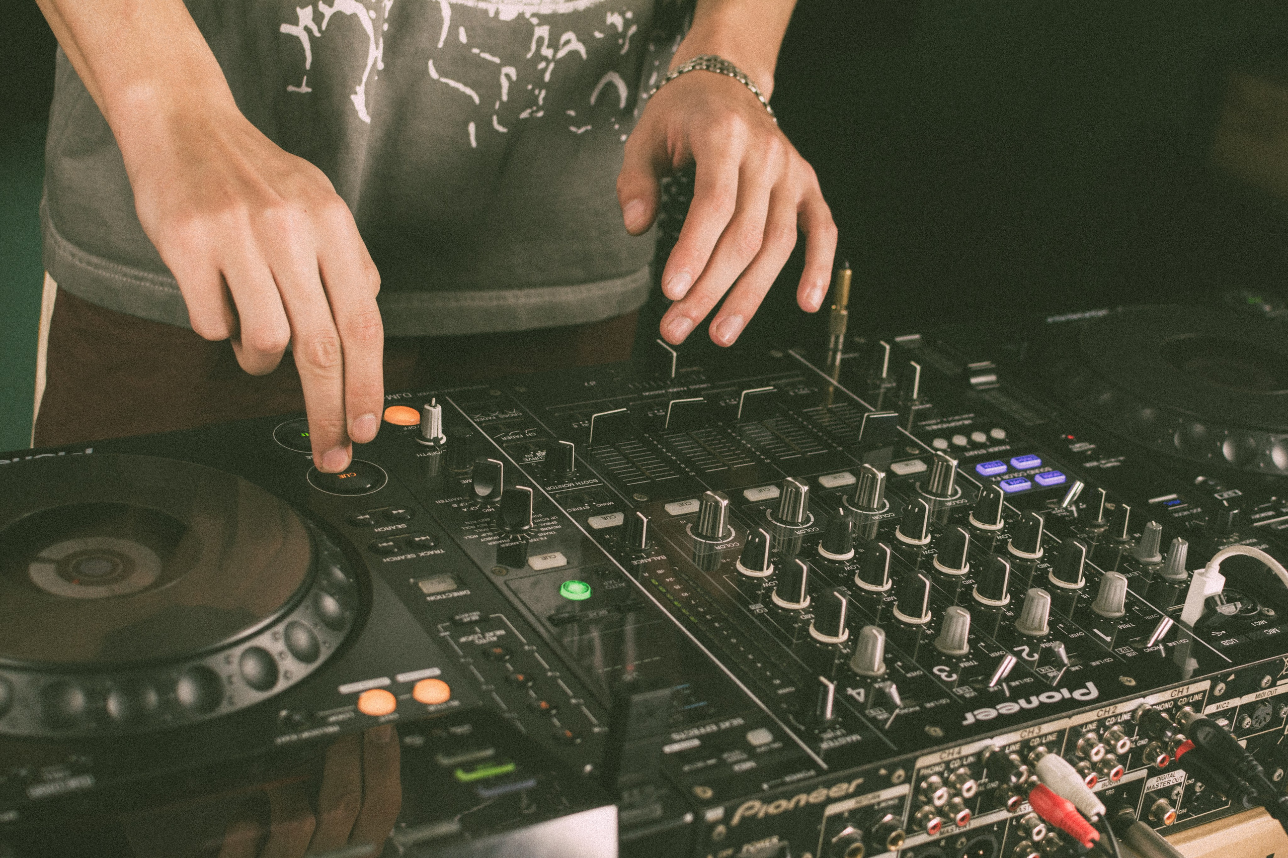 Студия диджеинга «Янтарь». Уголок фототворчества Никиты Усачева