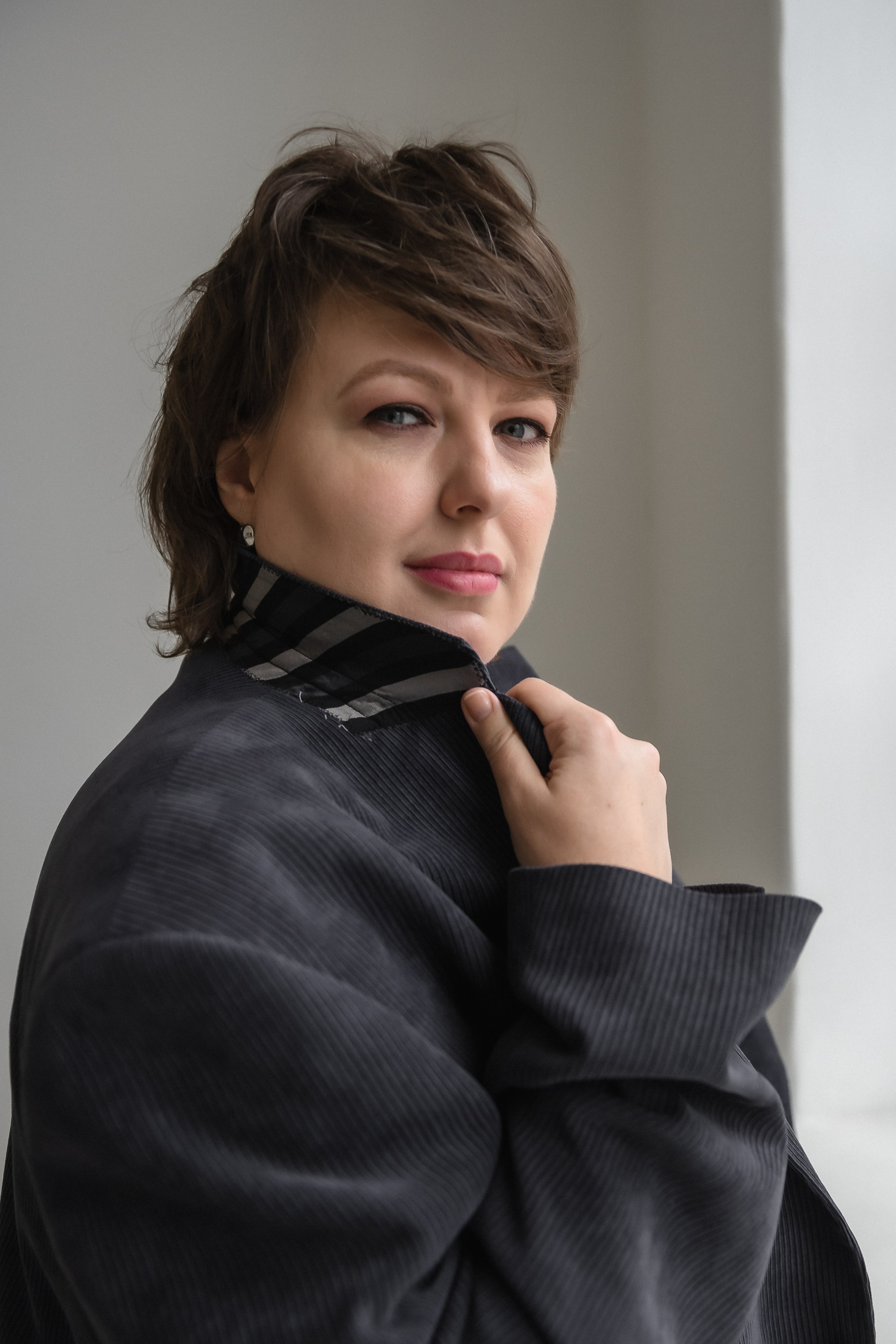 Бизнес потрет в светлом зале. КОНТЕНТ |БРЕНД фотограф Санкт-Петербург — Жанна Олтаржевская