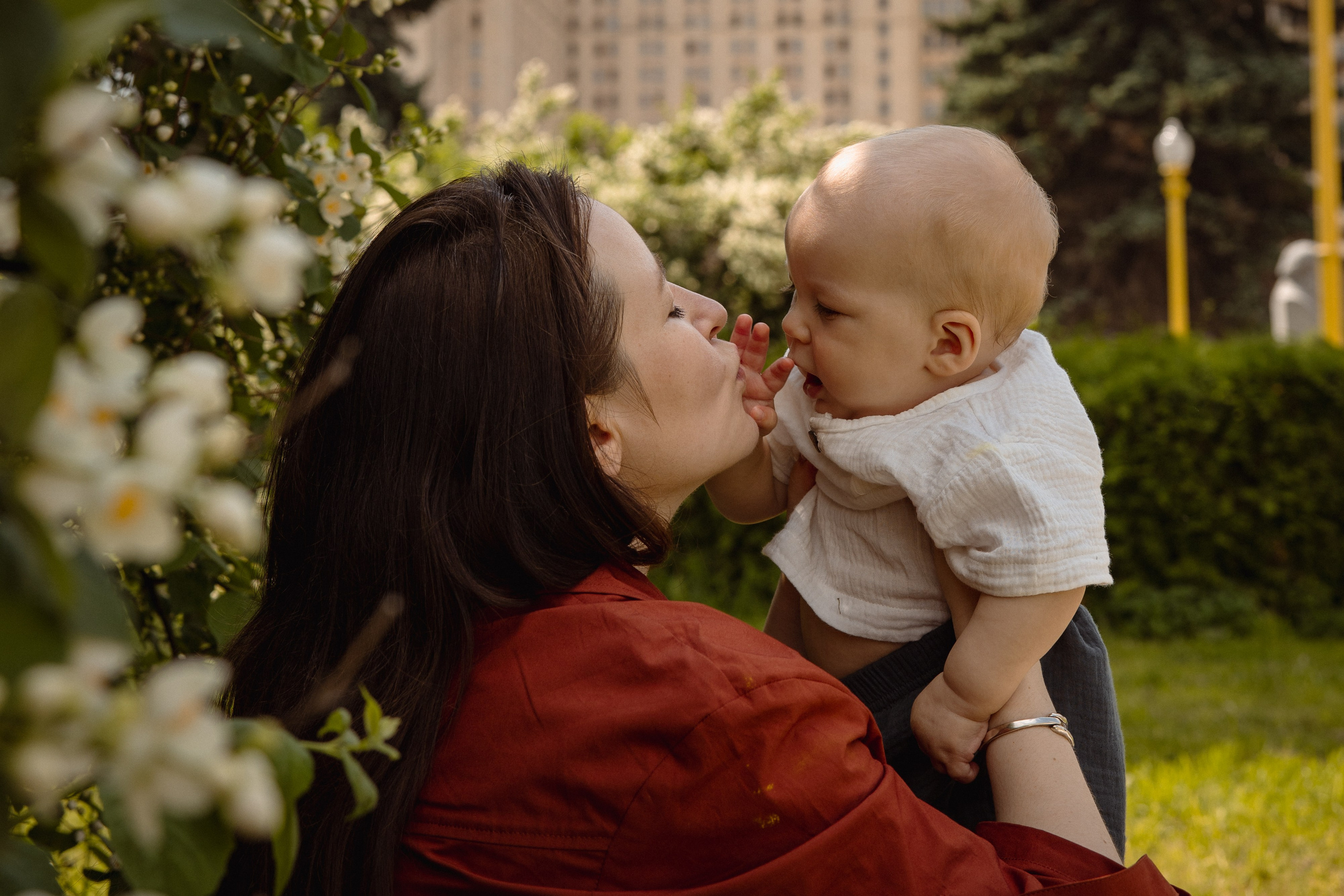 Настя с сыном у Alma-Mater. Ваш семейный newborn и lifestyle фотограф в СПБ Наталья Журавлева