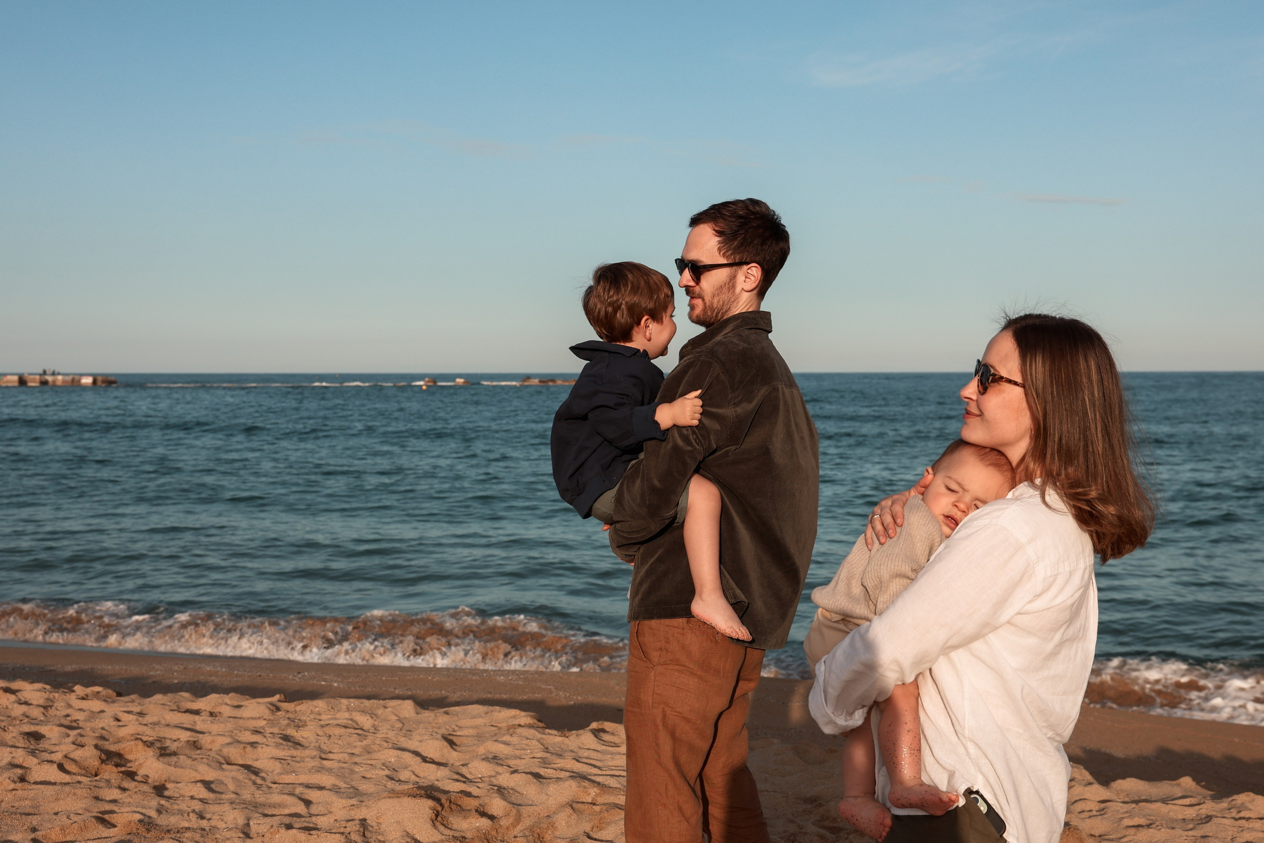 Family pizza at the sea. Natalia Zhuravleva|family, newborn, maternity photographer in Barcelona