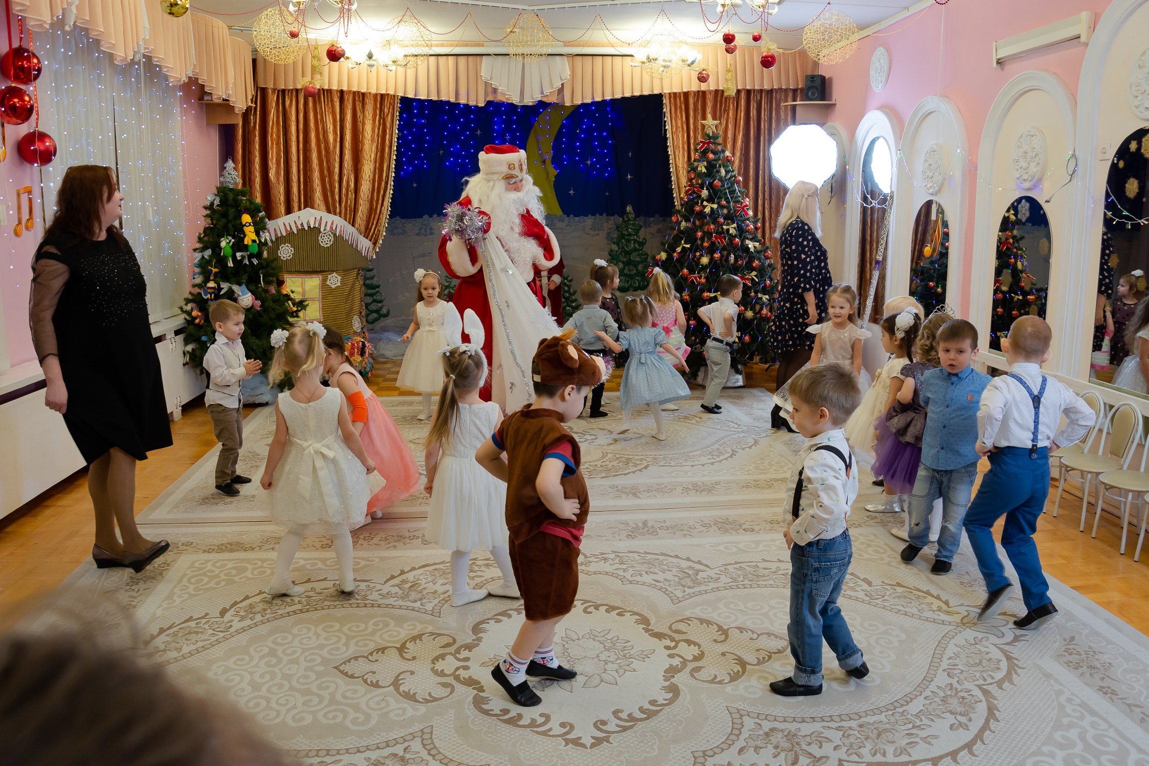 Танец  детей с дедом Морозом в детском саду на новогоднем утреннике